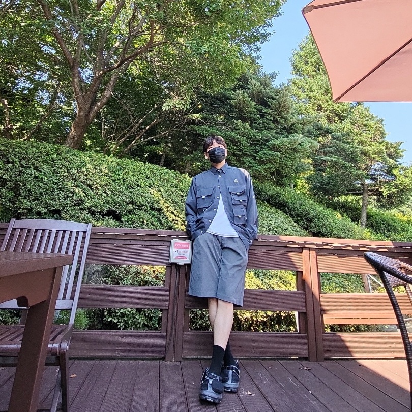 Crocs x Beams Classic All Terrain Mountain Parka Clog Grey, Nike ACG Dri-Fit UV Devastation Trail Shirt Dark Smoke Grey - Asia 착용 스타일 - 2