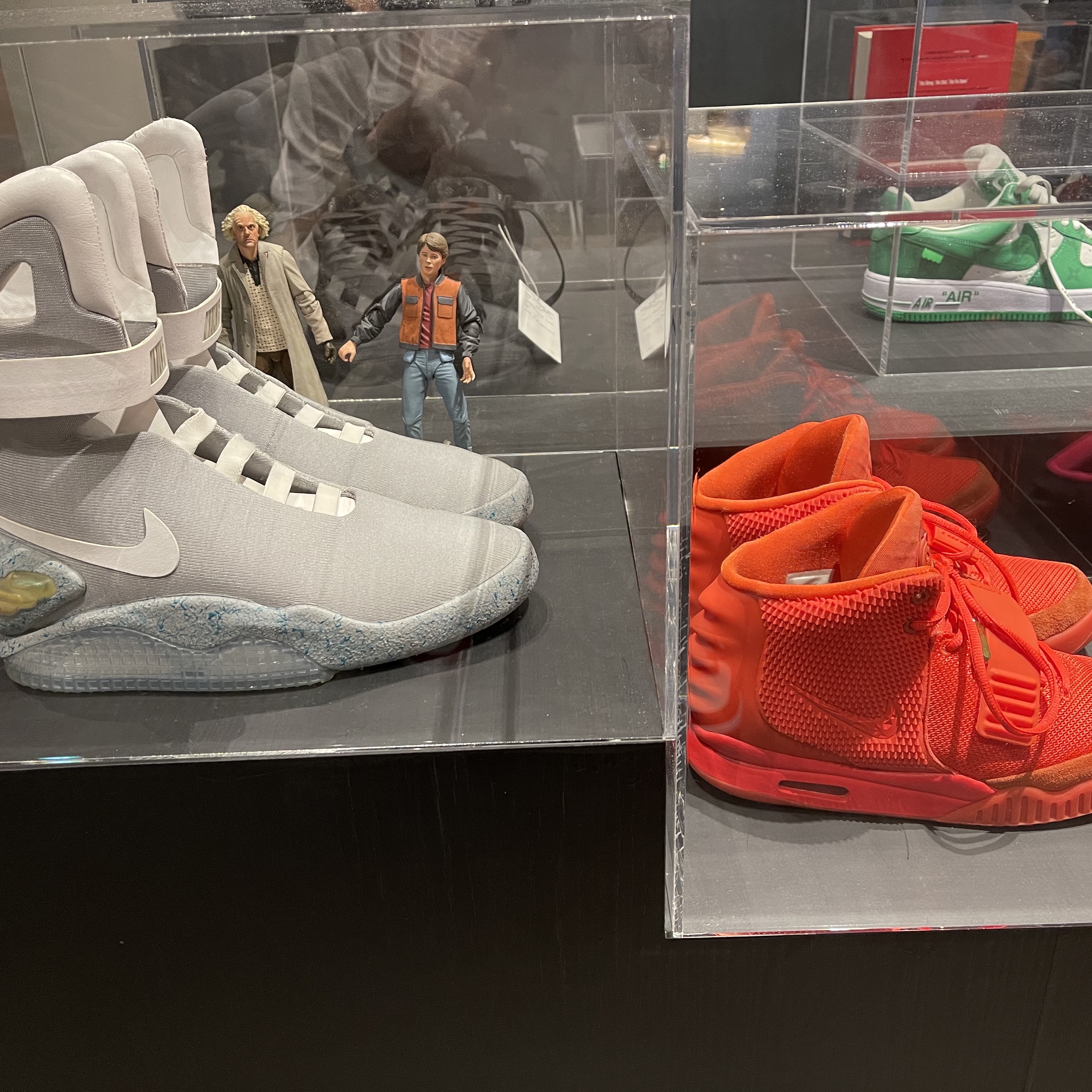 Nike MAG Back to the Future 2011, Nike Air Yeezy 2 Red October 착용 스타일 - 1