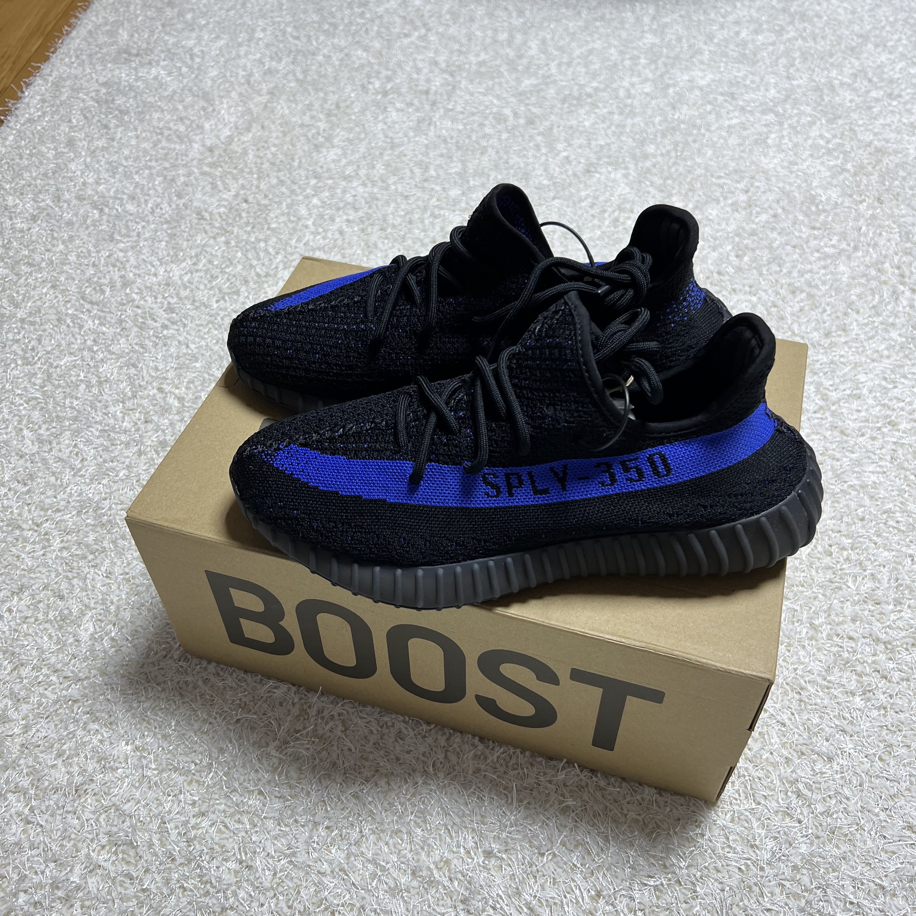 Adidas Yeezy Boost 350 V2 Dazzling Blue 착용 스타일