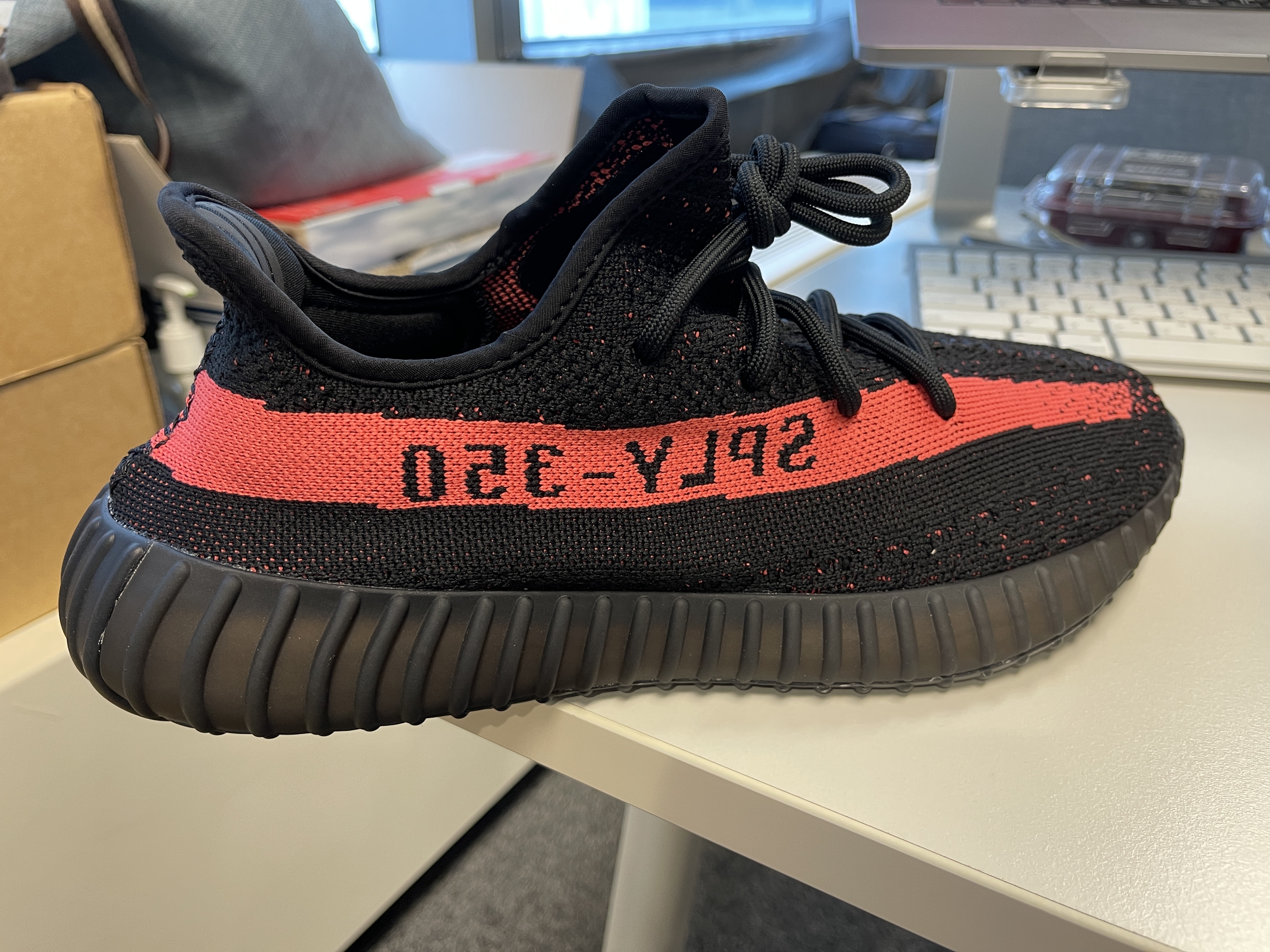 Adidas Yeezy Boost 350 V2 Core Black Red 2022/2023 착용 스타일