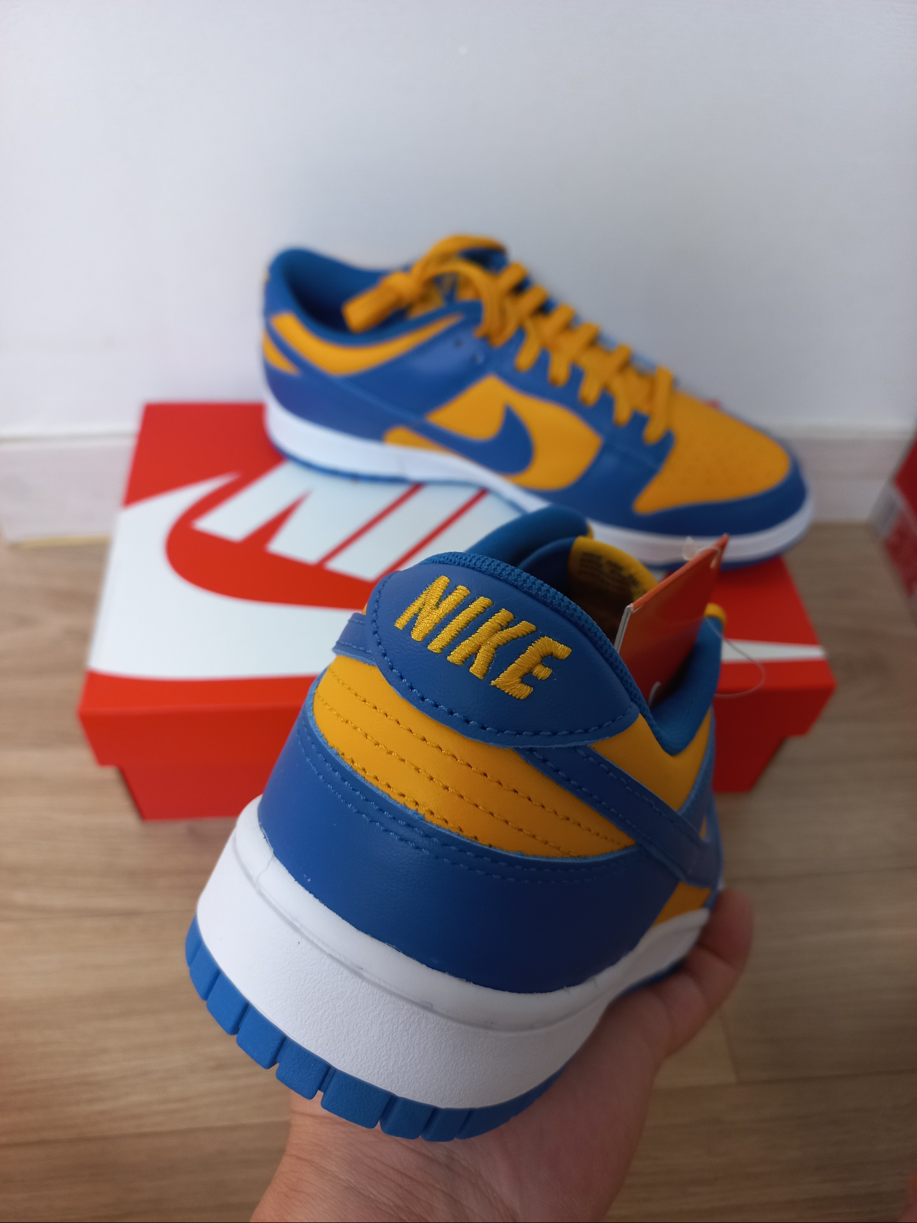 Nike Dunk Low Retro Blue Jay and University Gold 착용 스타일 - 2