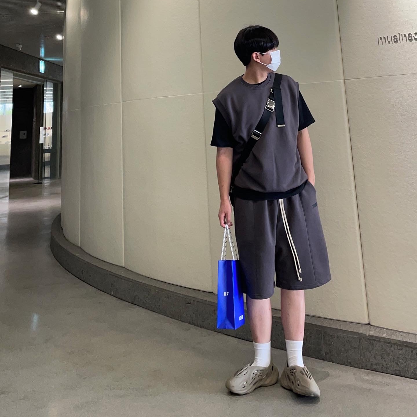 Adidas Yeezy Foam RNNR Stone Sage 착용 스타일 - 3