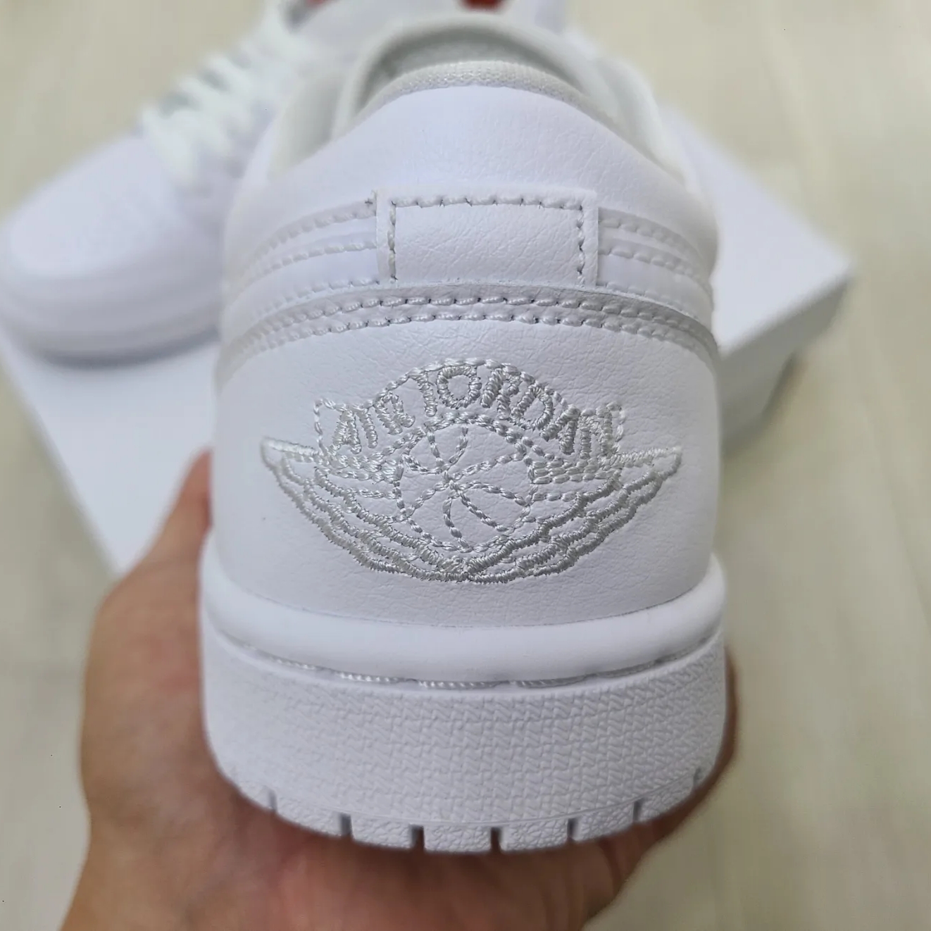 (W) Jordan 1 Low Triple White 2022 착용 스타일 - 3