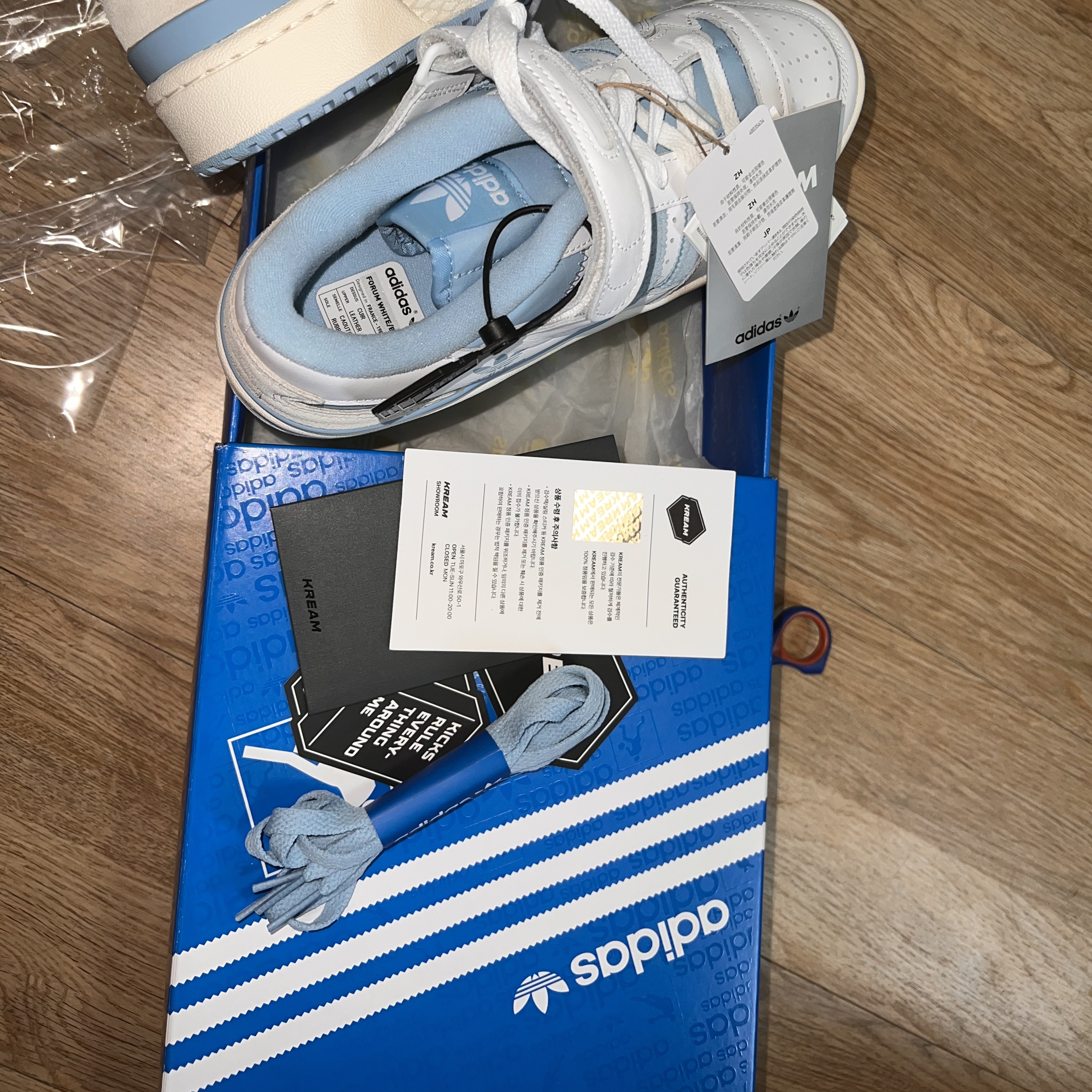 Adidas Forum 84 Low Clear Blue 착용 스타일 - 2