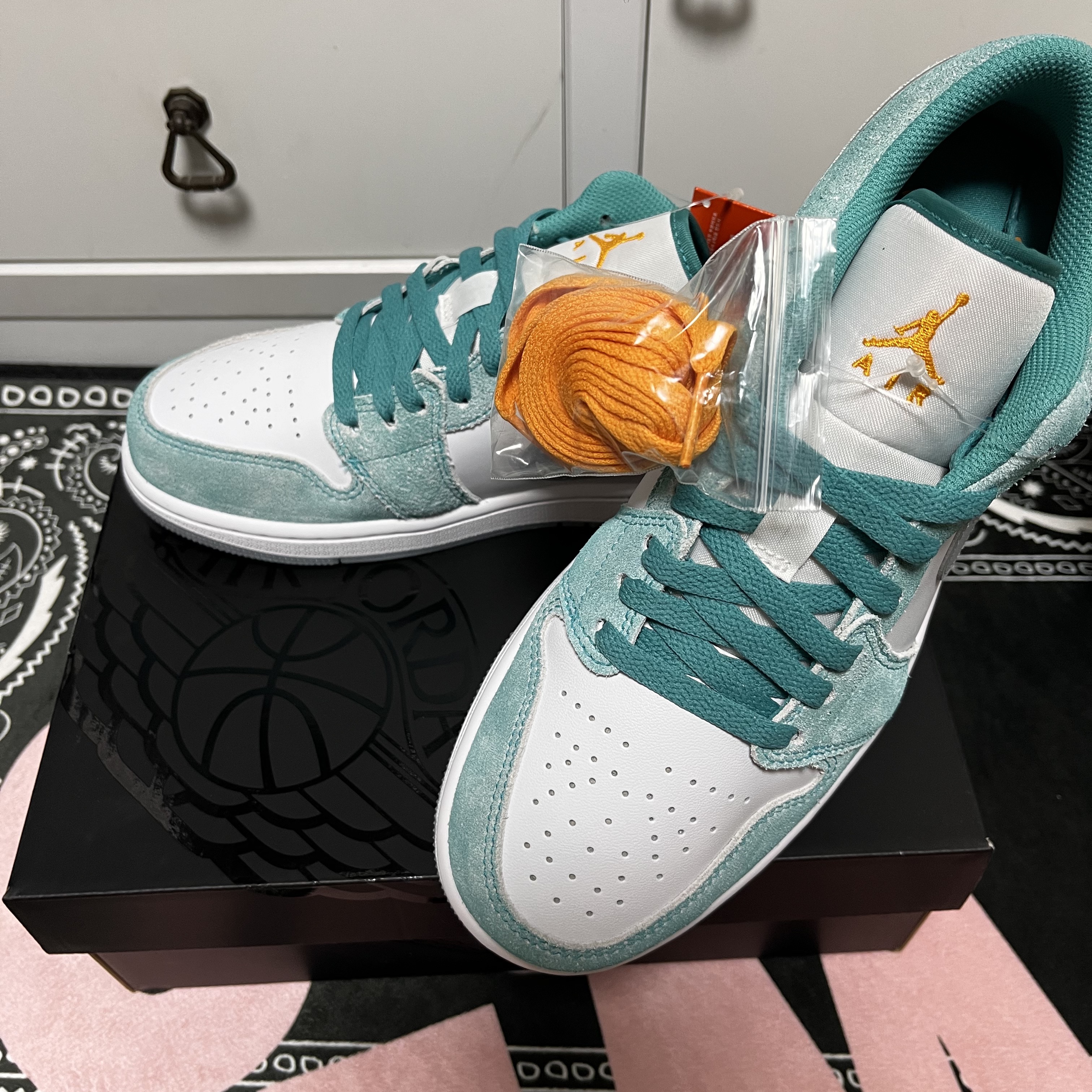 Jordan 1 Low SE New Emerald 착용 스타일 - 1
