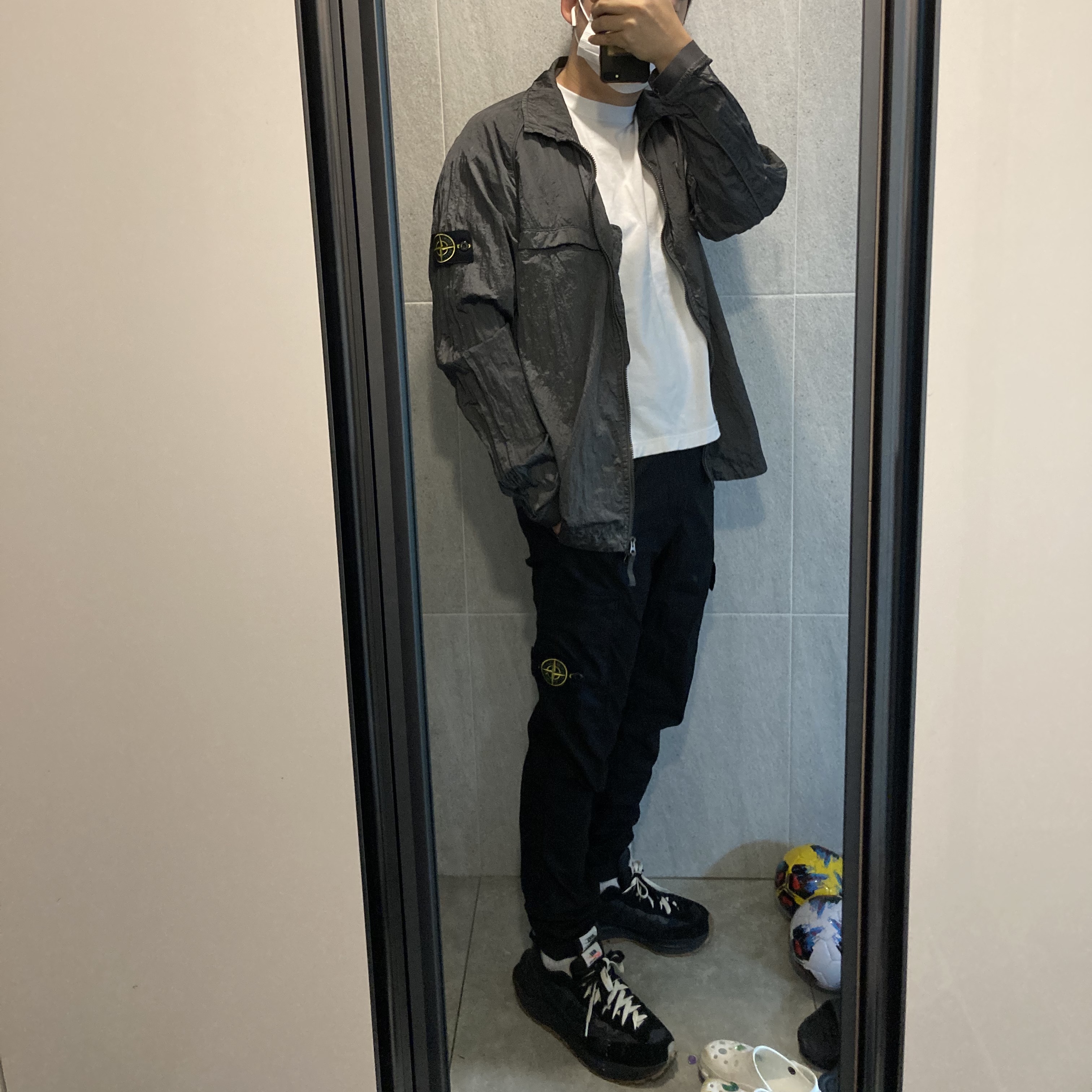 Stone Island 12321 Nylon Metal Garment Dyed Packable Overshirt Black - 22SS, Stone Island 31303 Stretch Cotton Tela Paracadute Cargo Pants Black - 22SS 착용 스타일