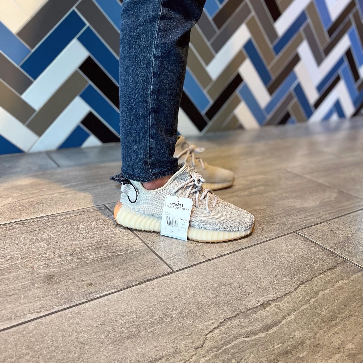Adidas Yeezy Boost 350 V2 Sesame 2022 착용 스타일 - 3