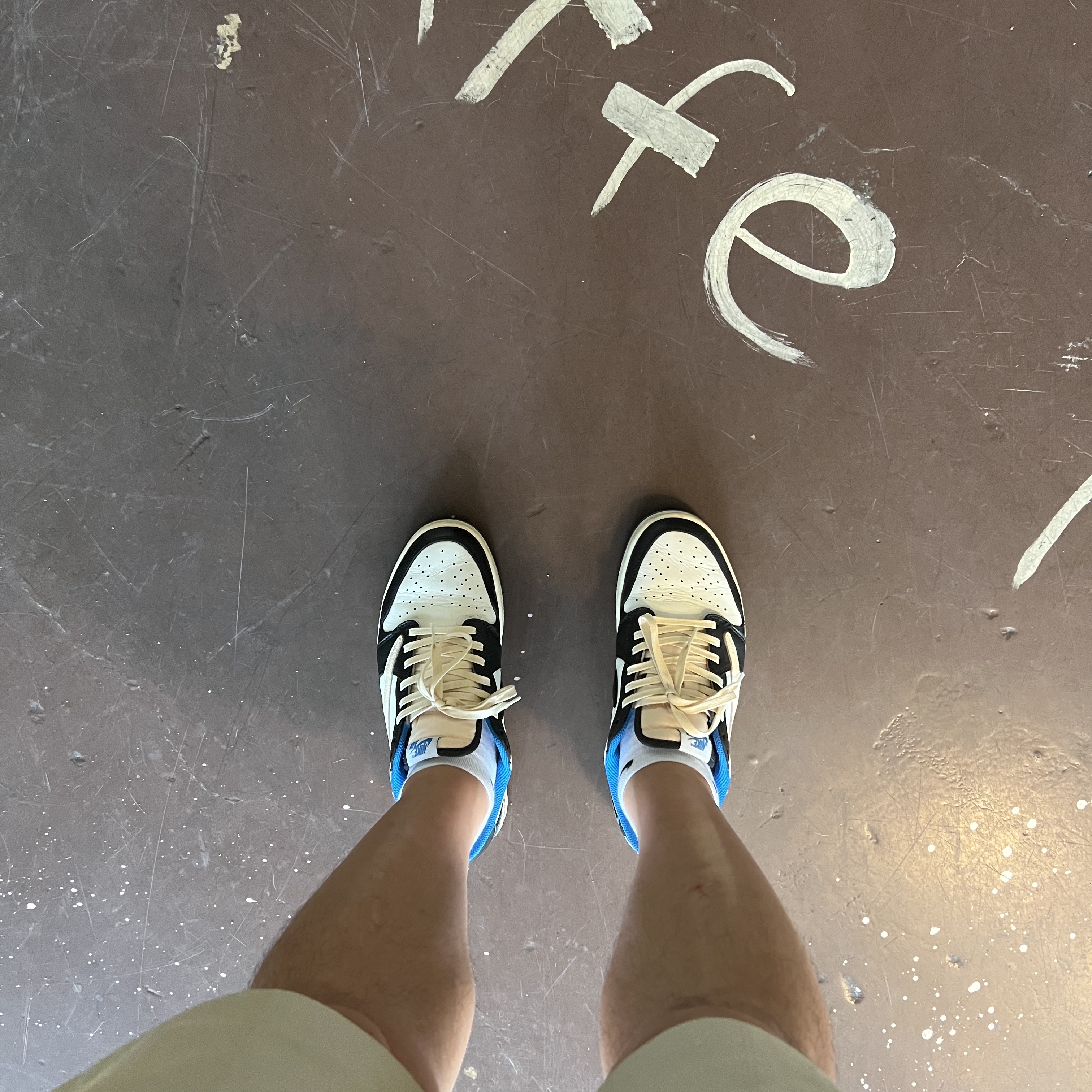 Jordan 1 x Travis Scott x Fragment Retro Low OG SP Military Blue 착용 스타일