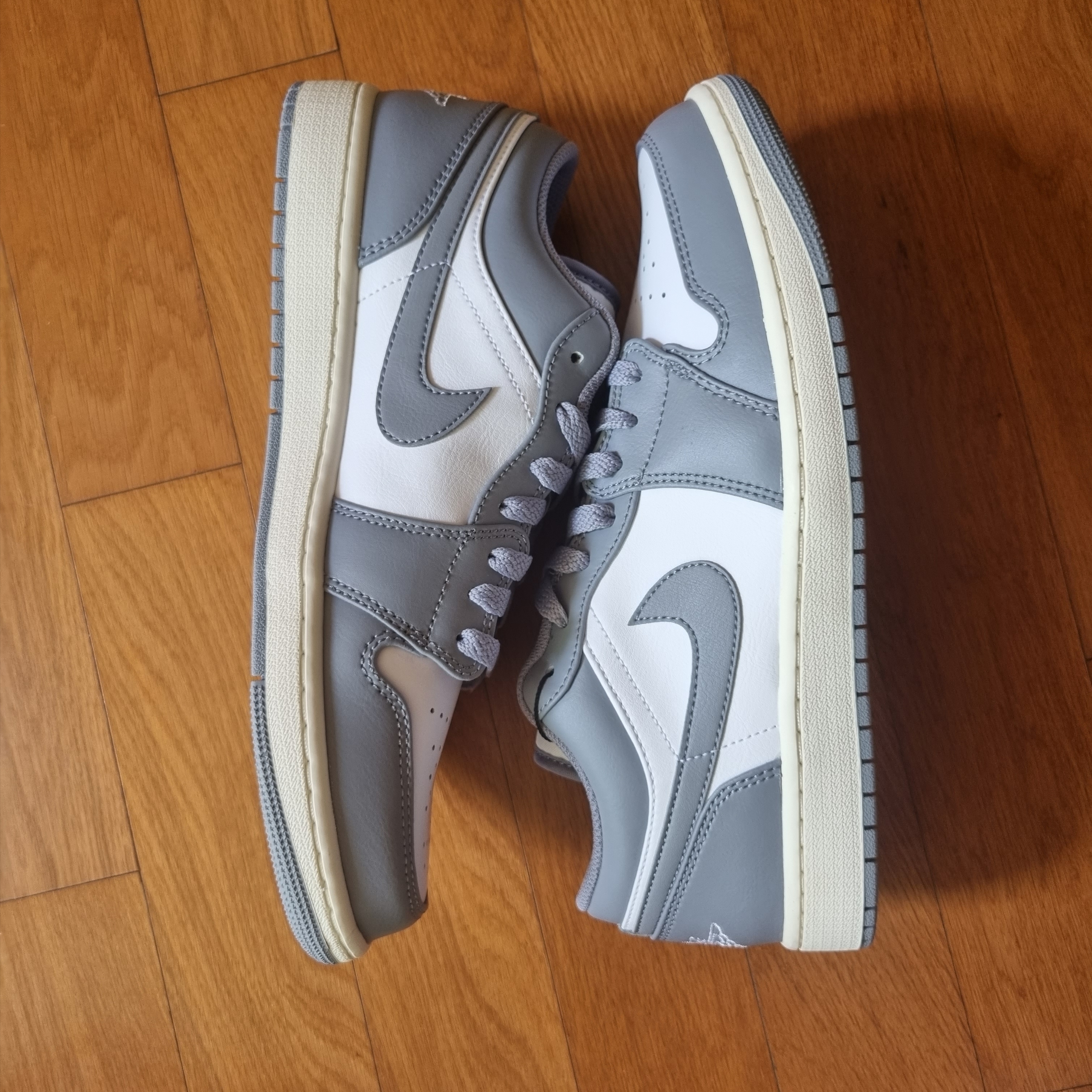 Jordan 1 Low Stealth and White 착용 스타일 - 3