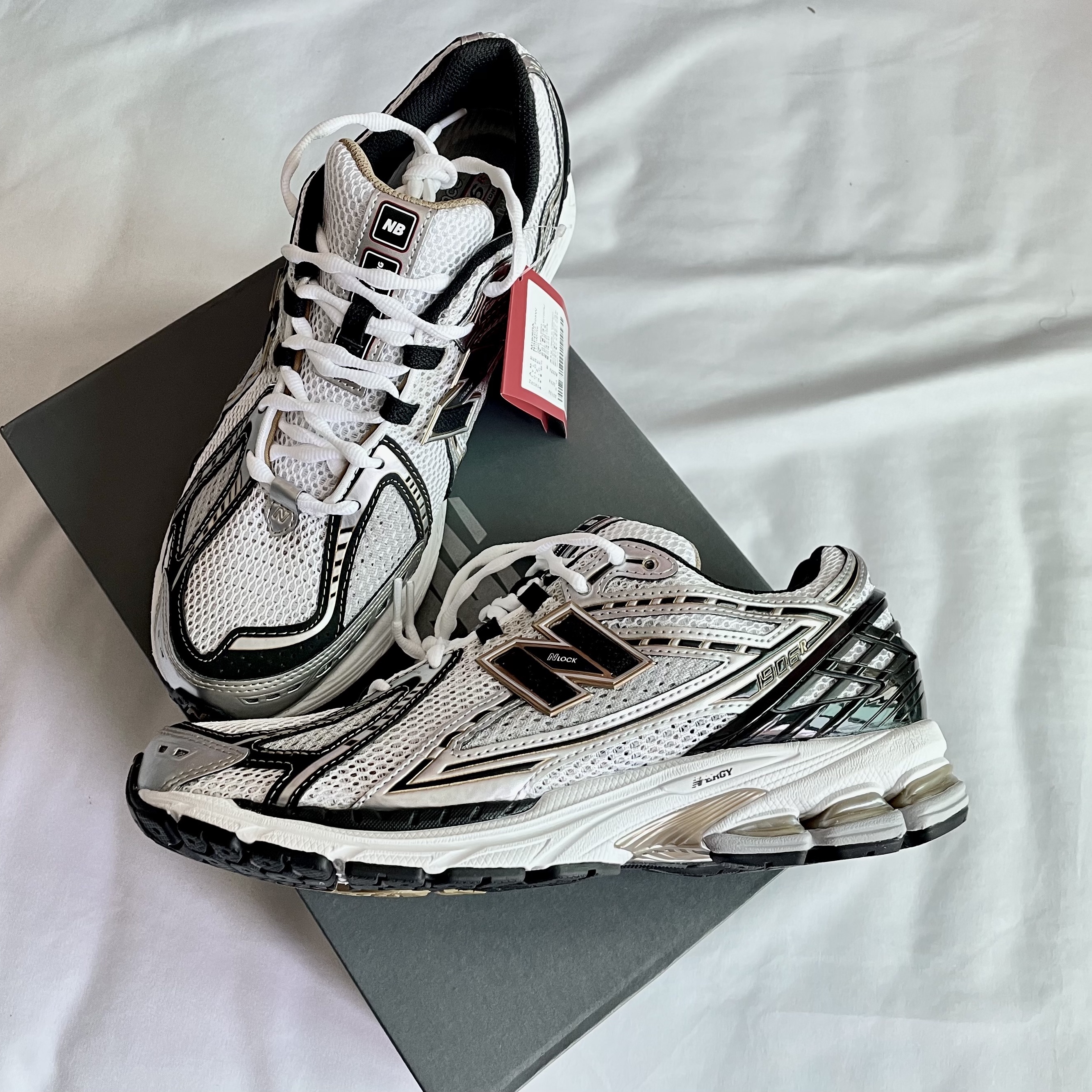 New Balance 1906R White Gold 착용 스타일