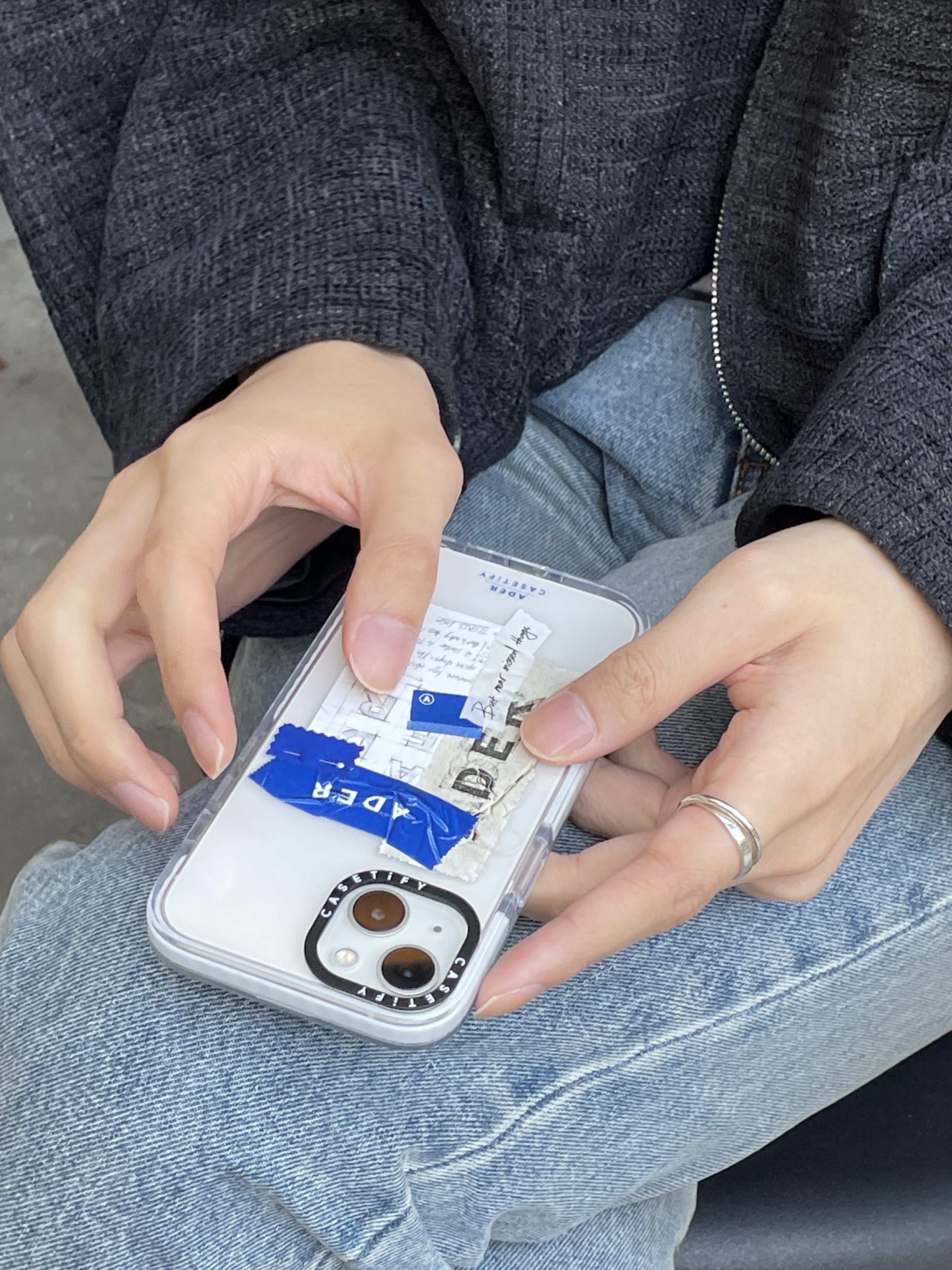 Casetify x Ader Error Sketch Impact iPhone Case 착용 스타일 - 1