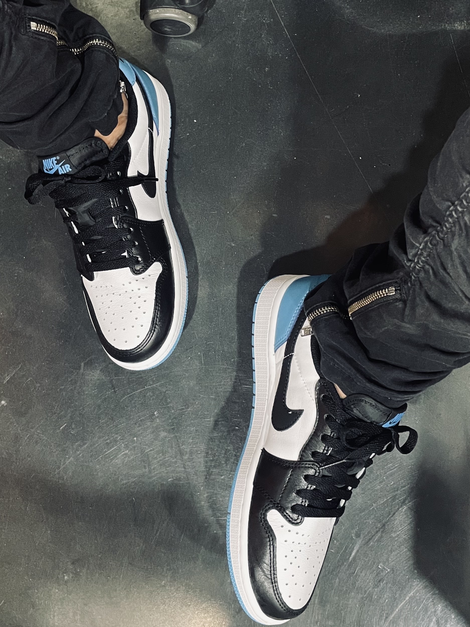 Jordan 1 Retro Low OG Black and Dark Powder Blue 착용 스타일 - 1