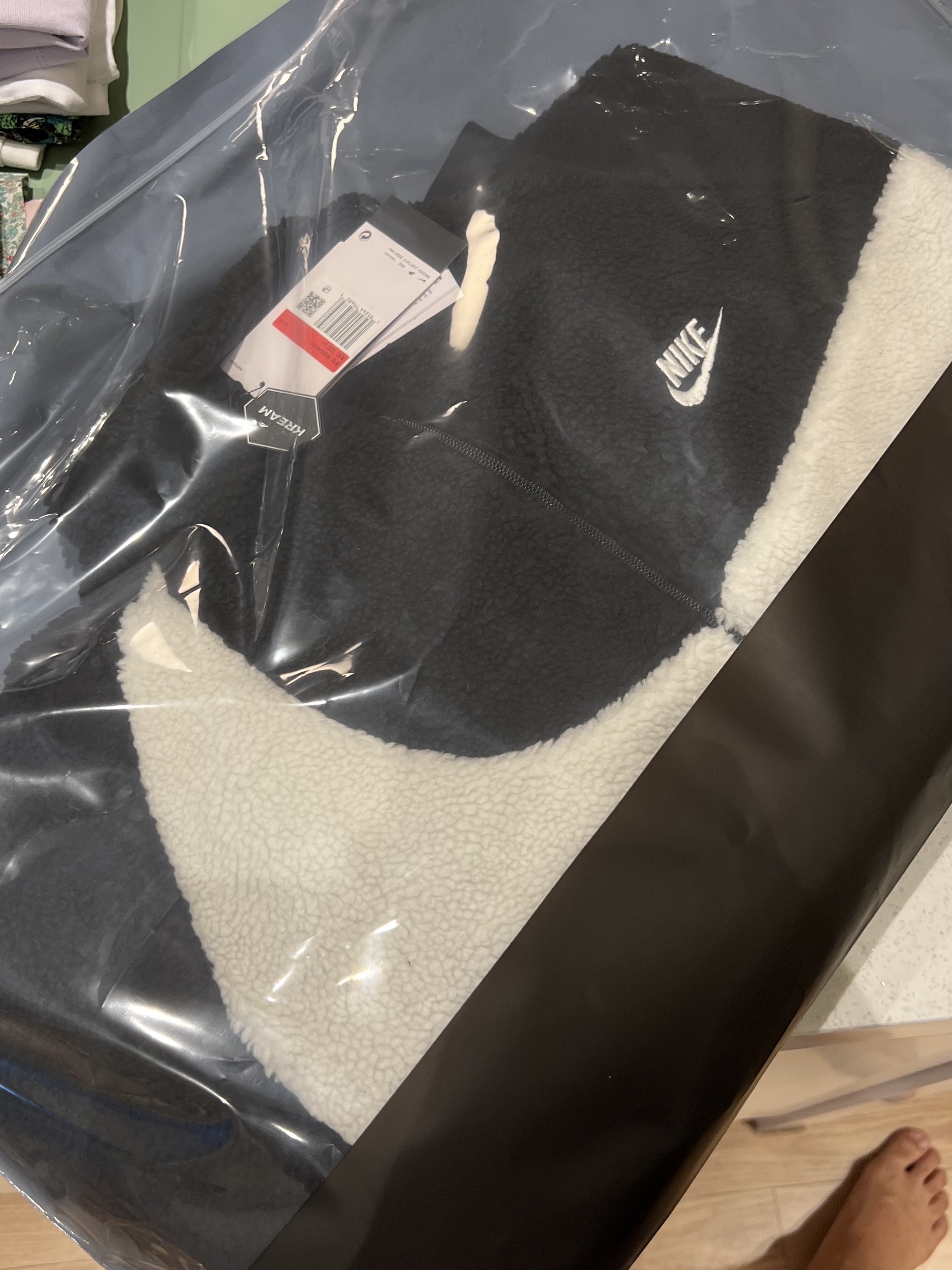 Nike Big Swoosh Full Zip Jacket Black Sail 착용 스타일