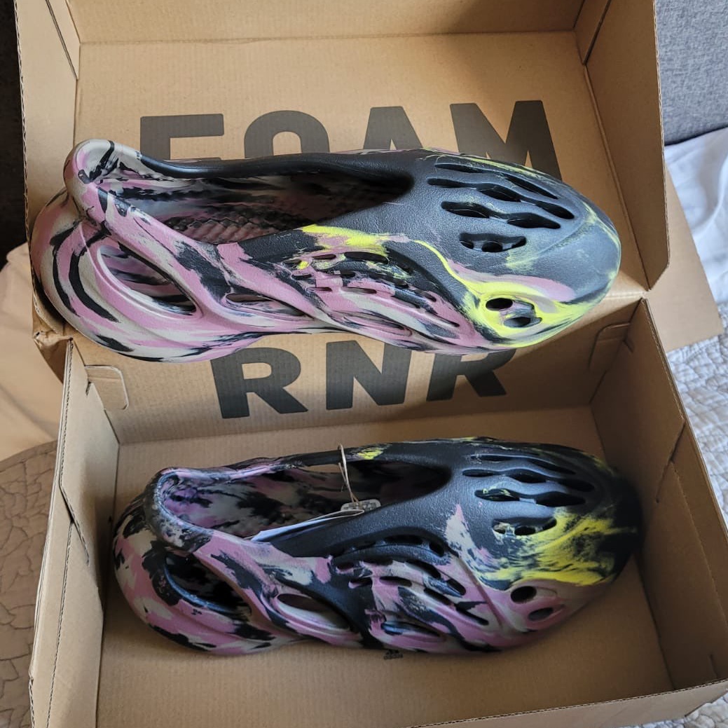 Adidas Yeezy Foam RNNR MX Carbon 착용 스타일