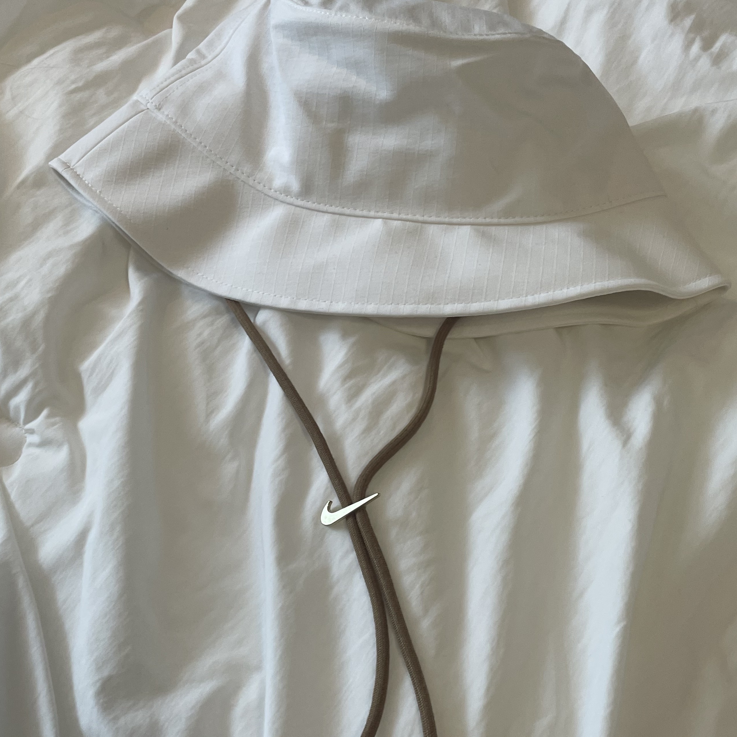 Nike x Jacquemus Bucket Hat White 착용 스타일 - 1