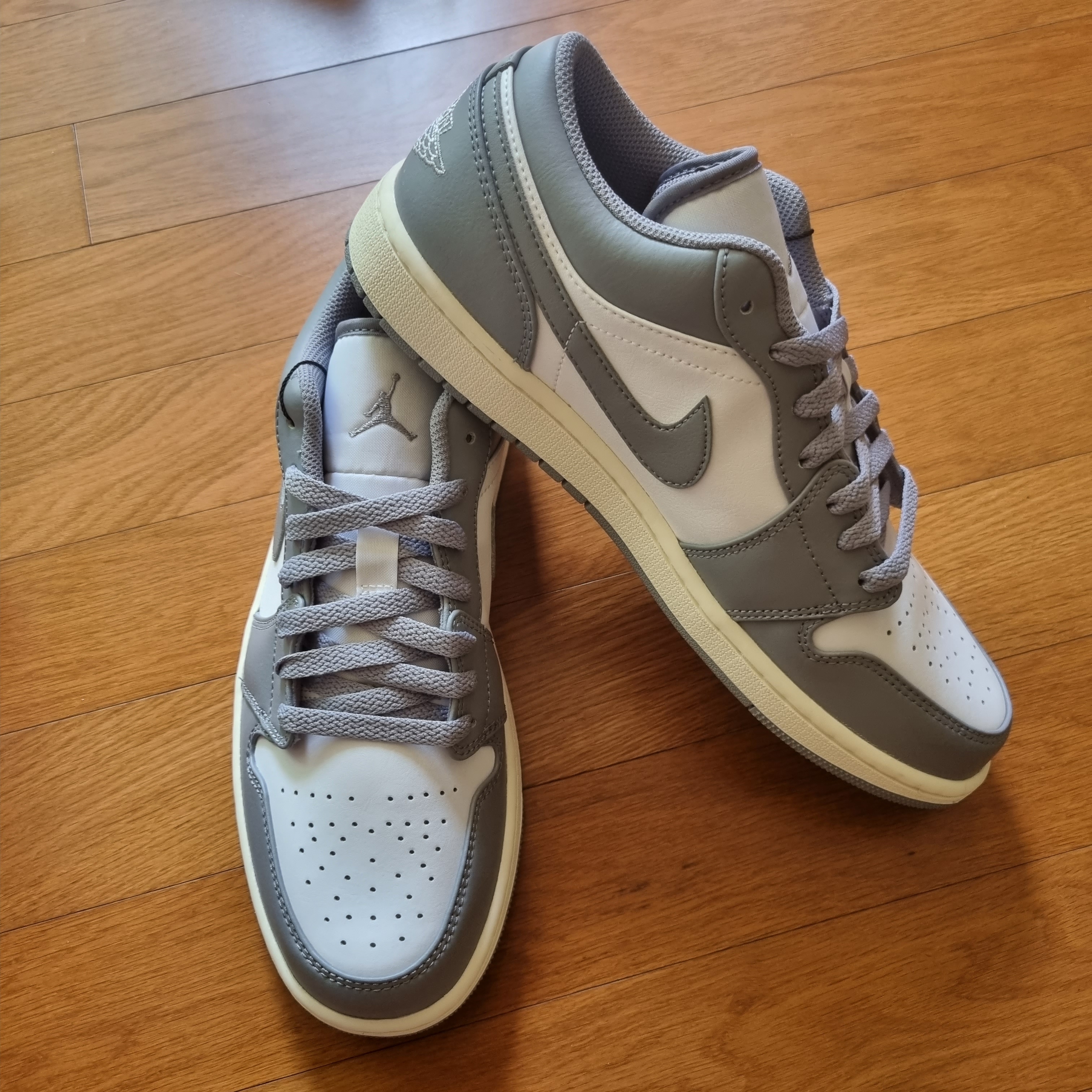 Jordan 1 Low Stealth and White 착용 스타일 - 2