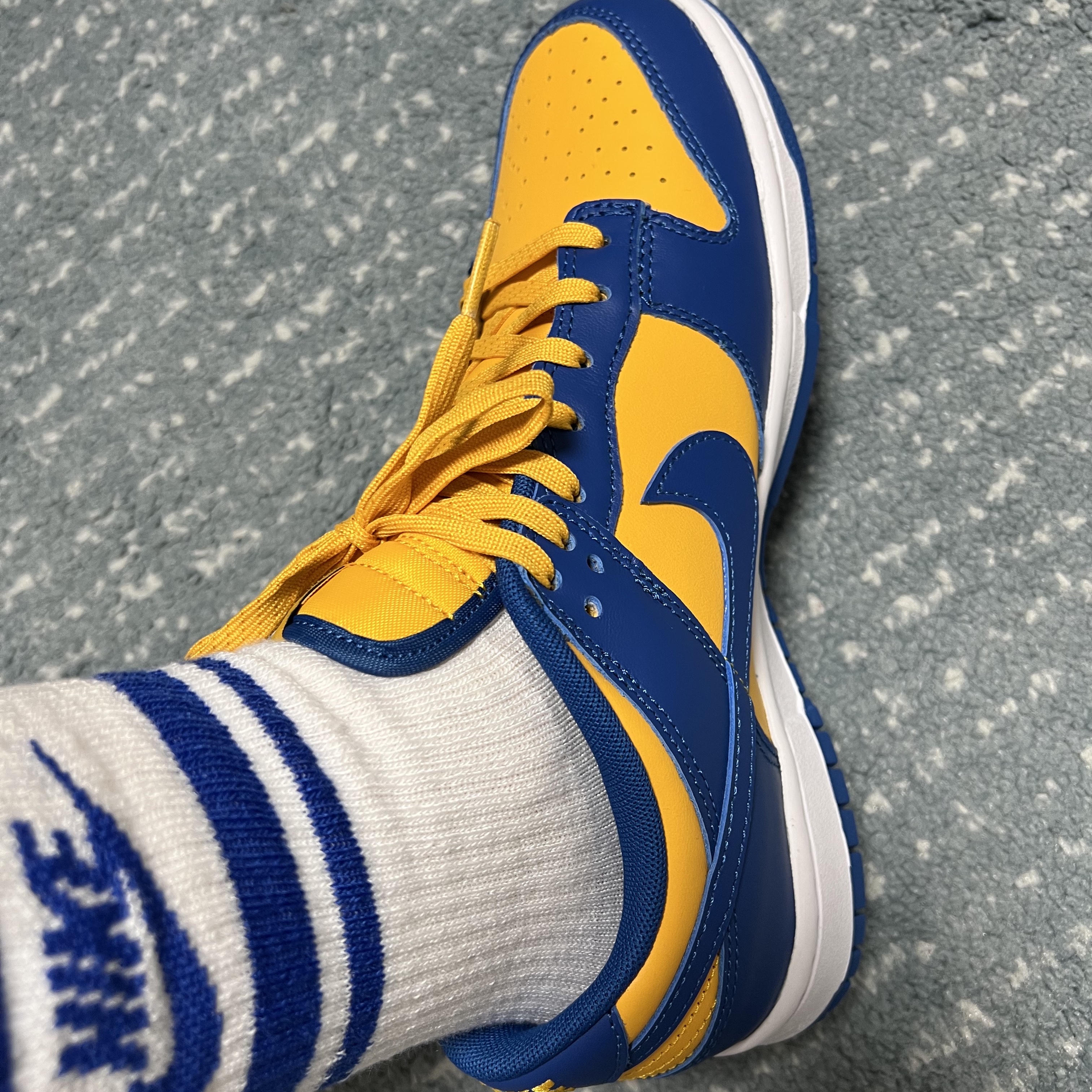Nike Dunk Low Retro Blue Jay and University Gold 착용 스타일 - 2
