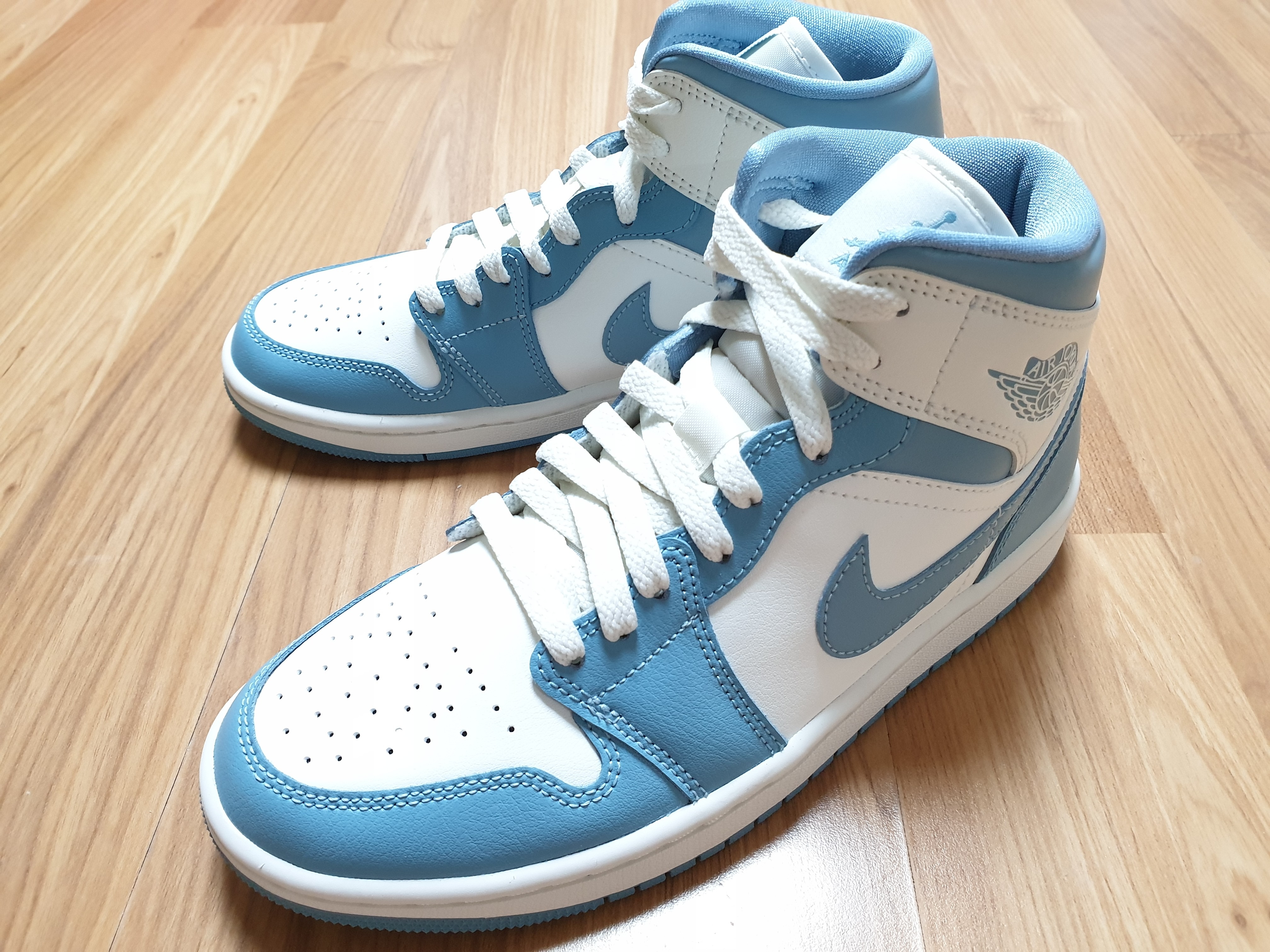 (W) Jordan 1 Mid Sail and Worn Blue 착용 스타일 - 3