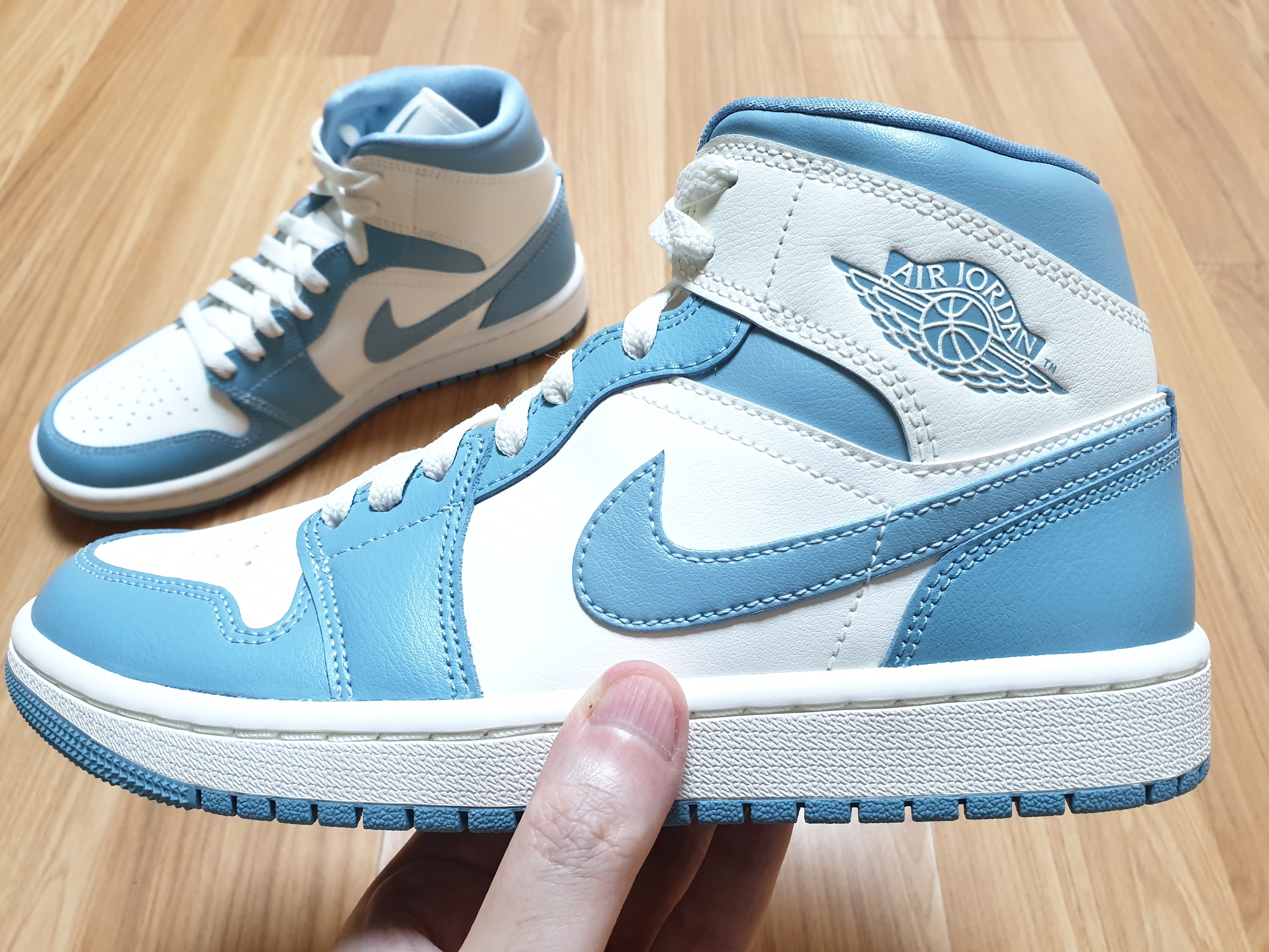 (W) Jordan 1 Mid Sail and Worn Blue 착용 스타일 - 4