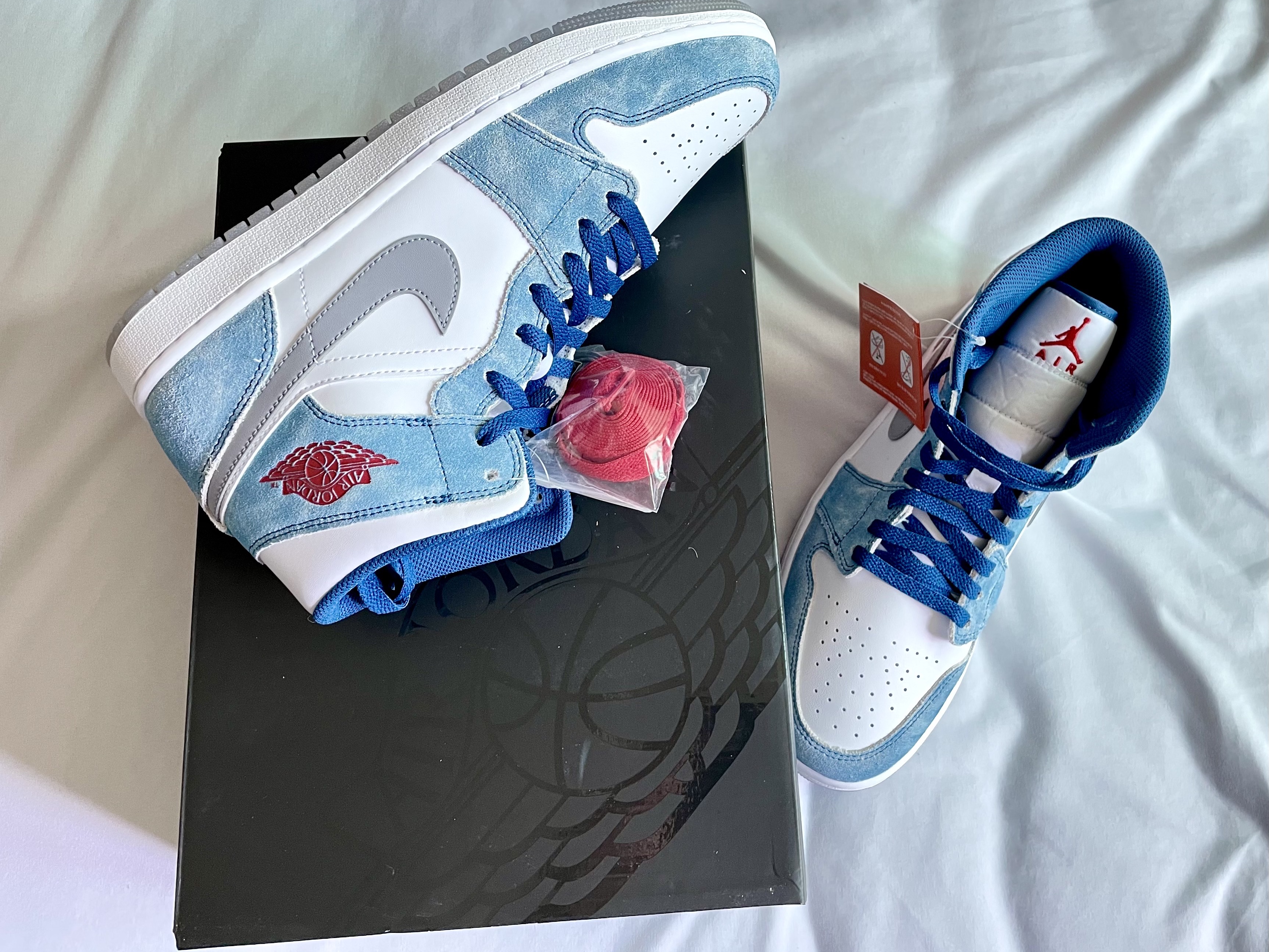 Jordan 1 Mid SE French Blue Fire Red 착용 스타일