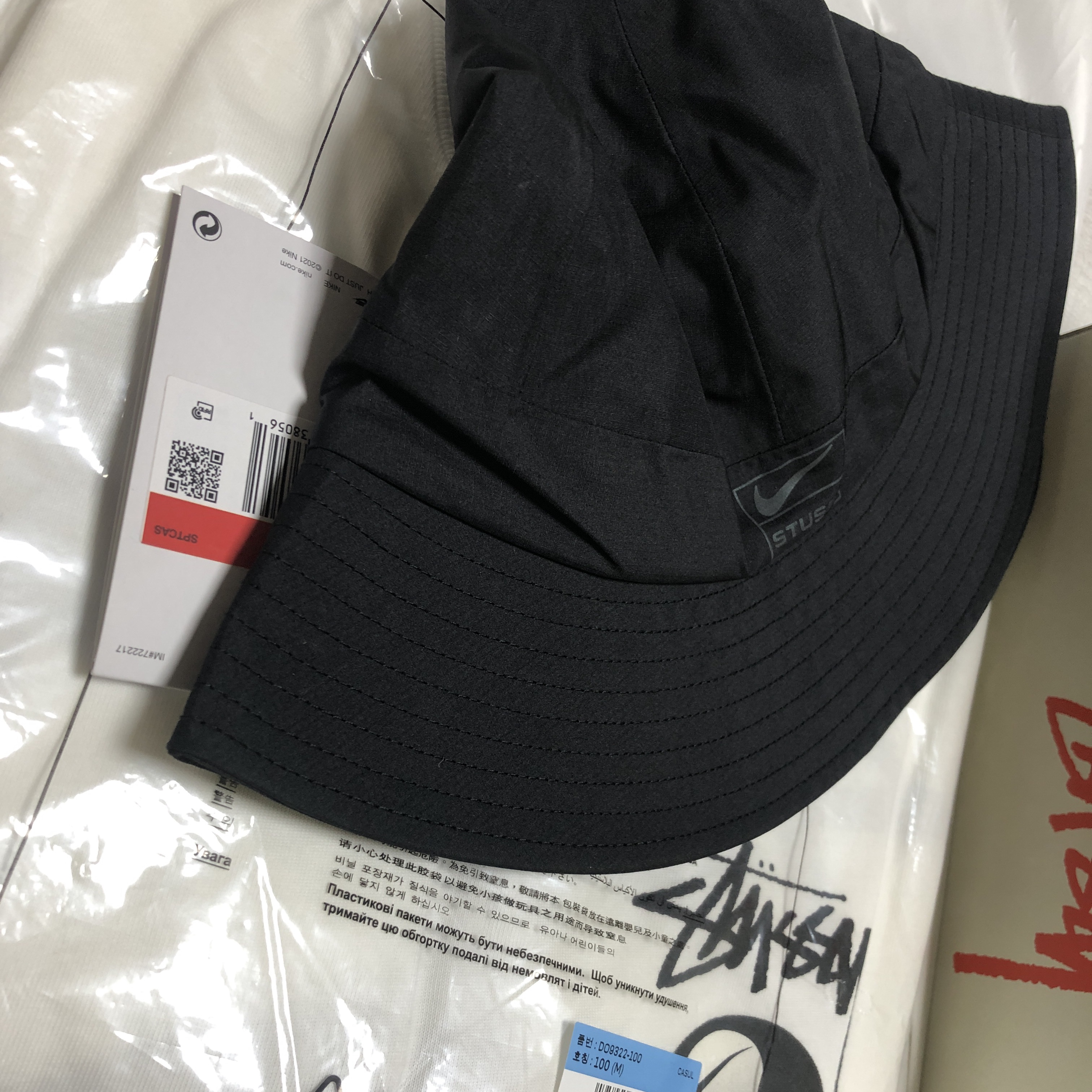 Nike x Stussy NRG FL SS 8 Ball T-Shirt White (DO9322-100), Nike x Stussy NRG FL Storm-Fit Bucket Hat Black 착용 스타일