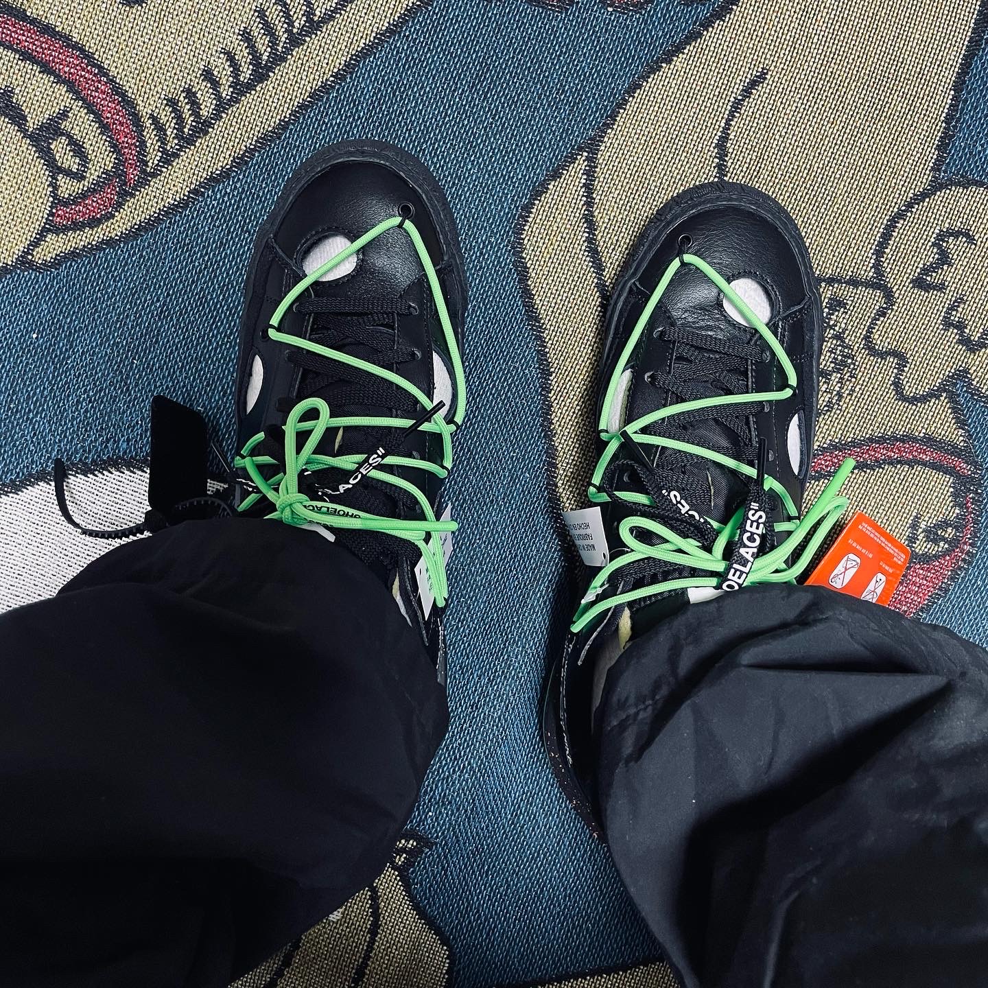 Nike x Off-White Blazer Low '77 Black and Electro Green 착용 스타일 - 1