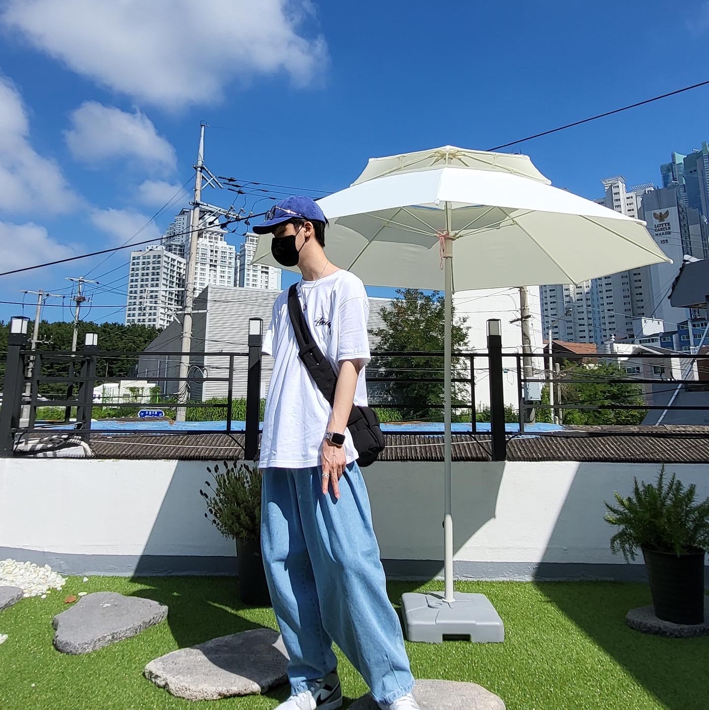 Stussy Fuzzy Dice T-Shirt White, Stussy Washed Stock Low Pro Cap Blue 착용 스타일 - 5