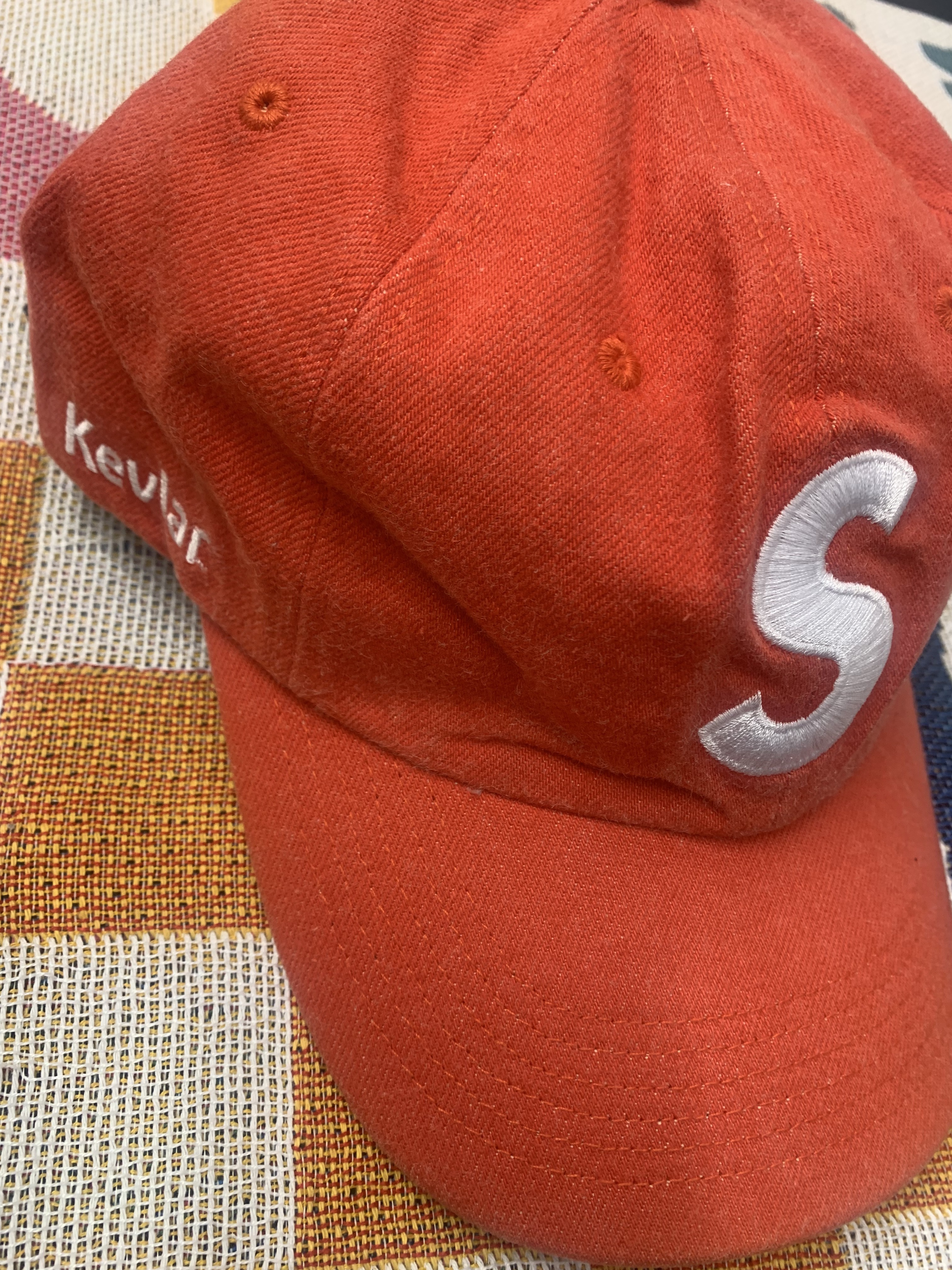 Supreme Kevlar Denim S Logo 6-Panel Red - 22SS 착용 스타일