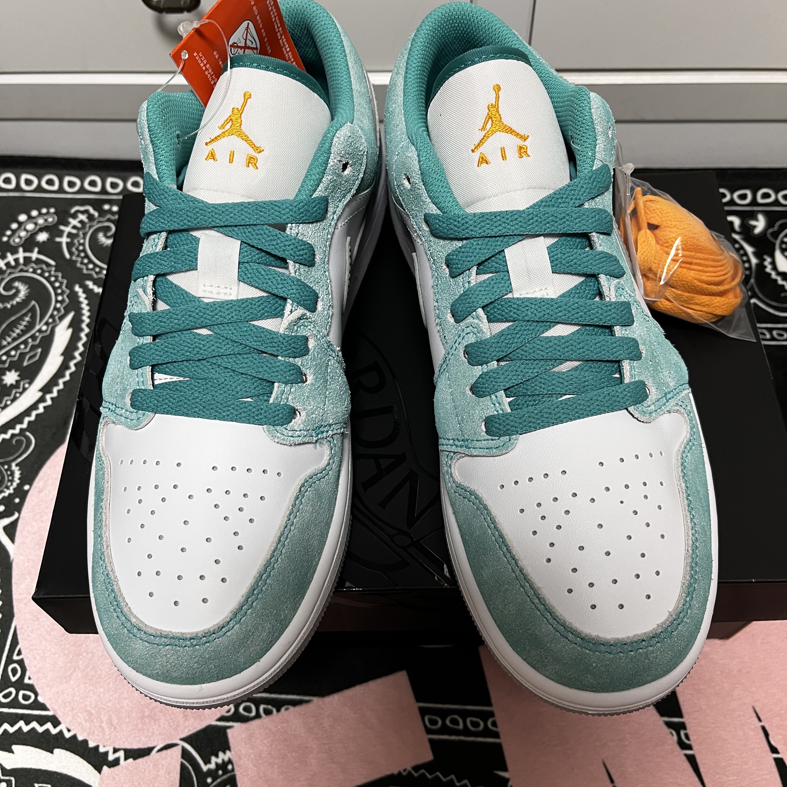 Jordan 1 Low SE New Emerald 착용 스타일 - 3