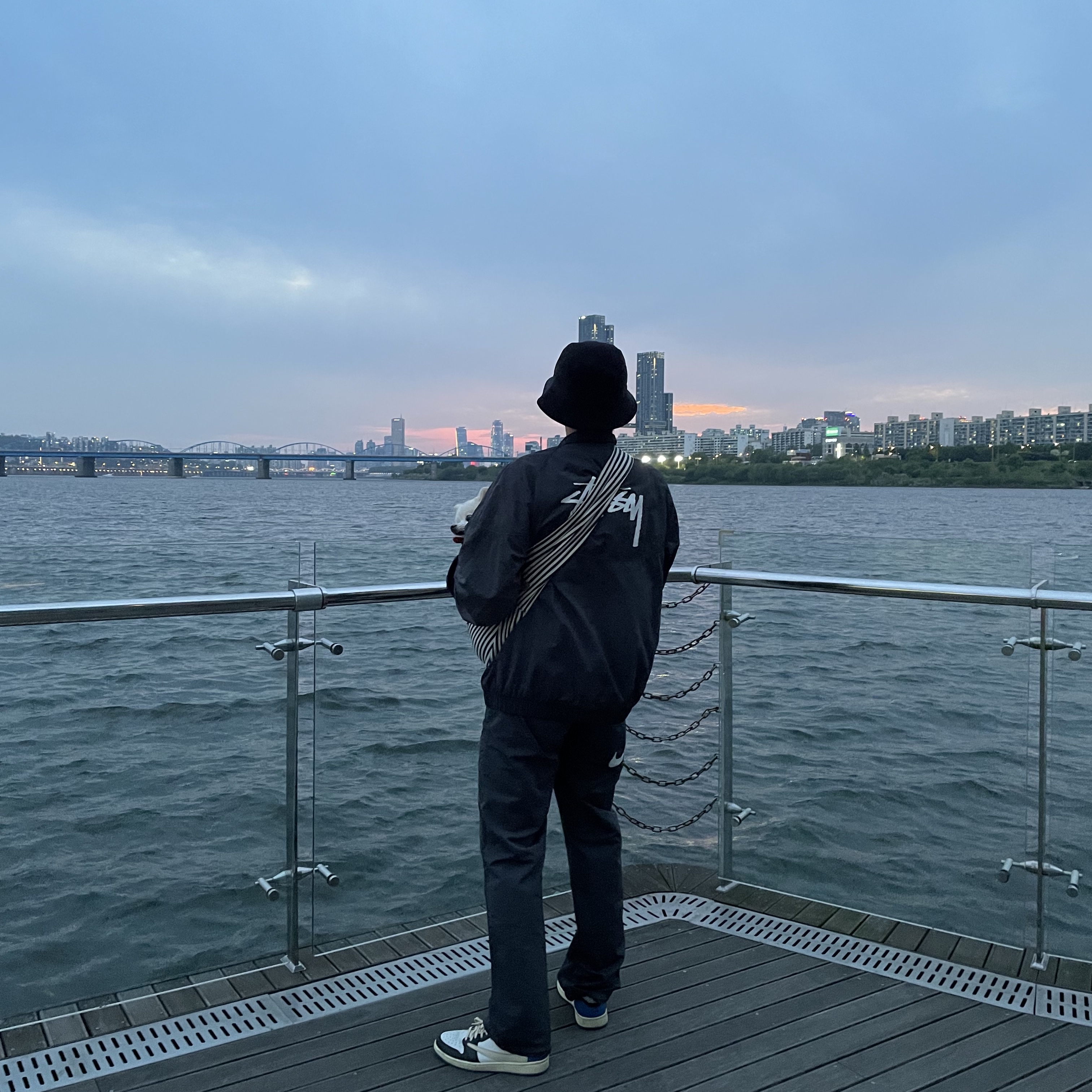 Nike x Stussy Windrunner Jacket Off Noir, Nike x Stussy Beach Pants Off Noir 착용 스타일