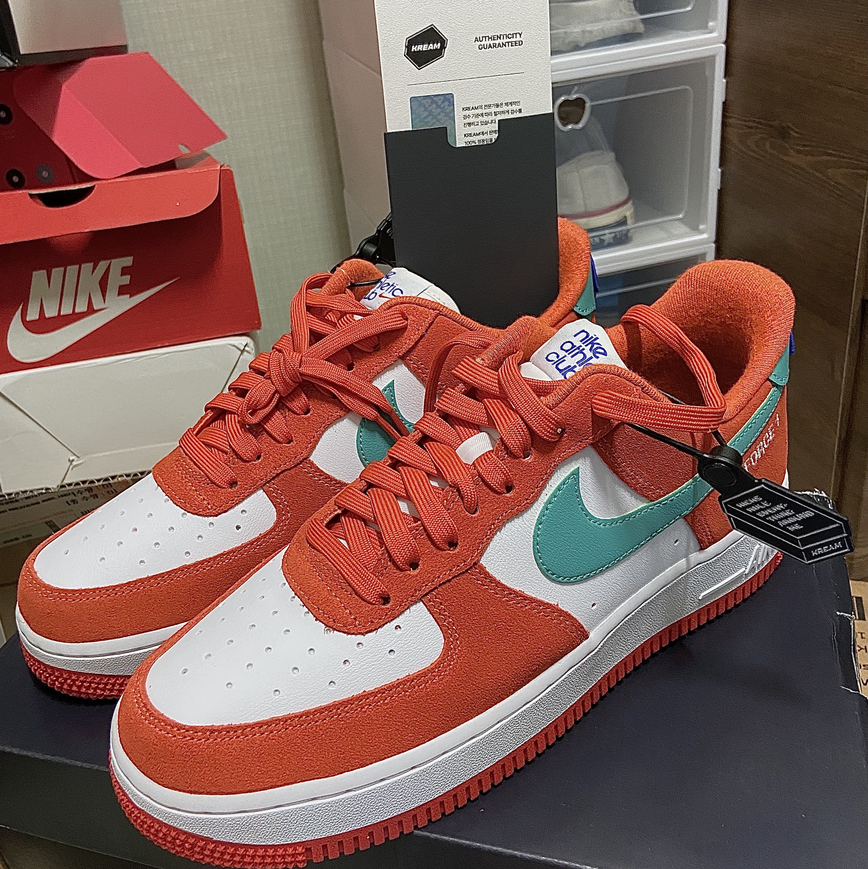 Nike Air Force 1 '07 LV8 Athletic Club Rush Orange Washed Teal 착용 스타일