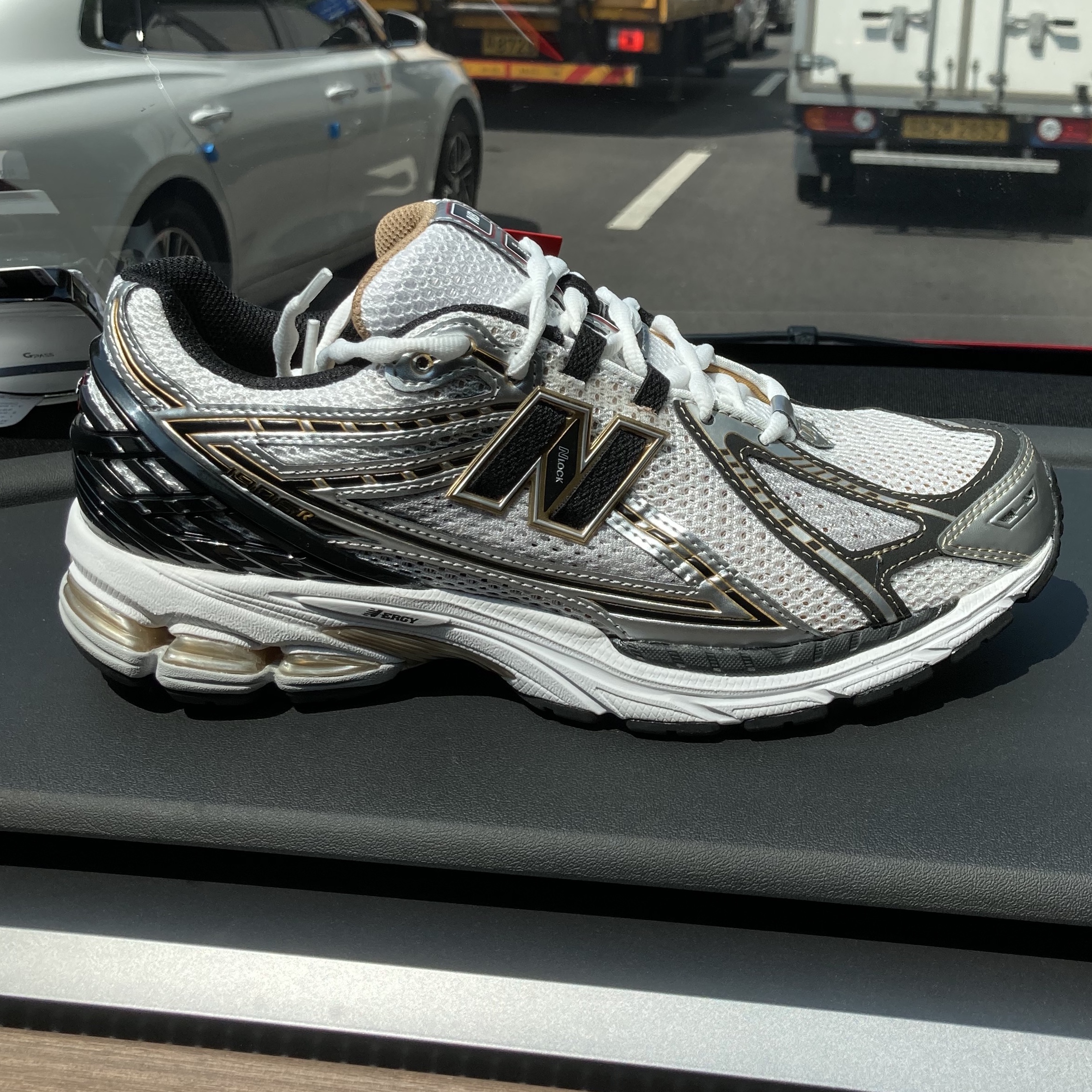 New Balance 1906R White Gold 착용 스타일
