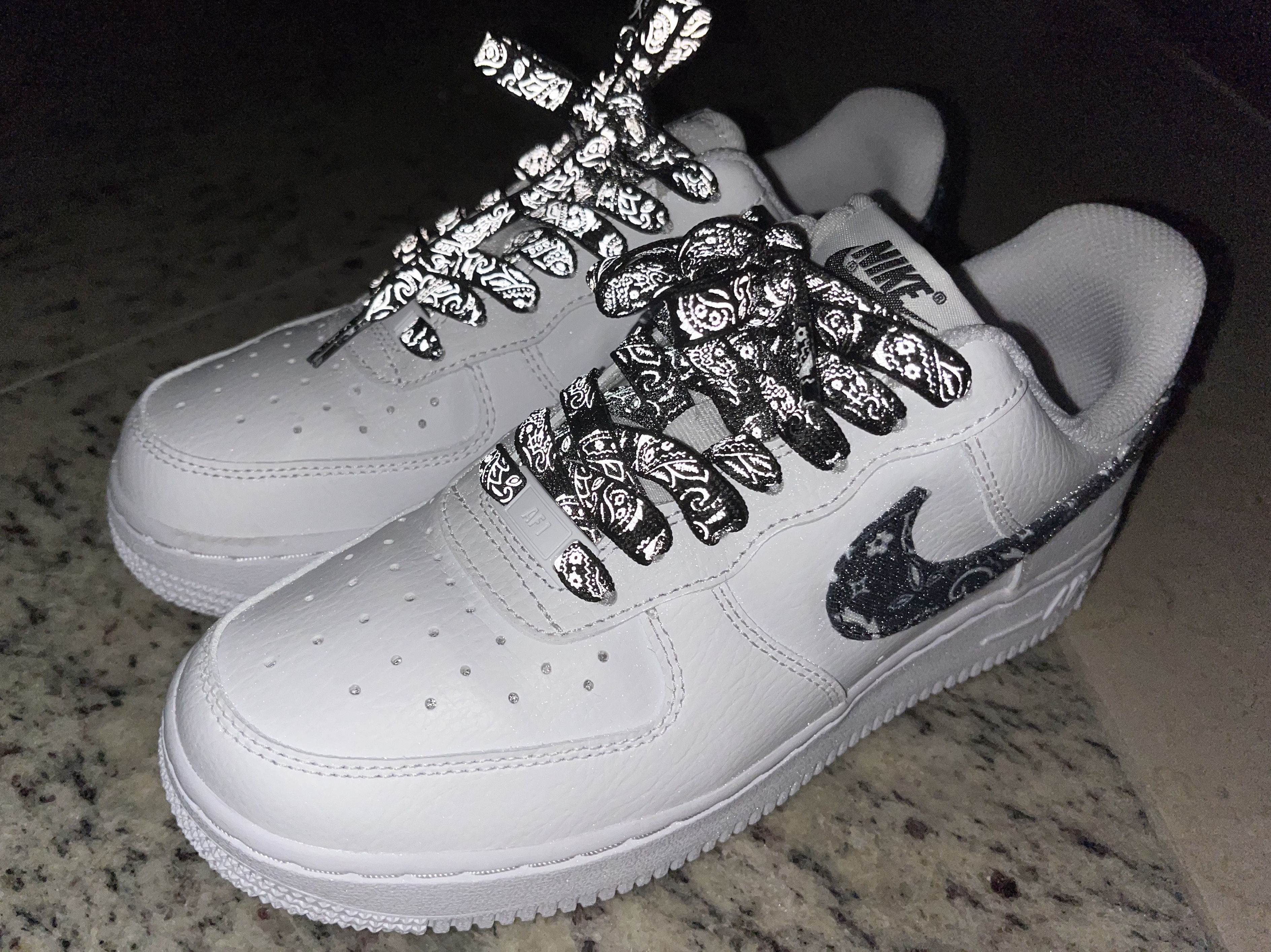 (W) Nike Air Force 1 '07 Essential Paisley Swoosh White Black 착용 스타일
