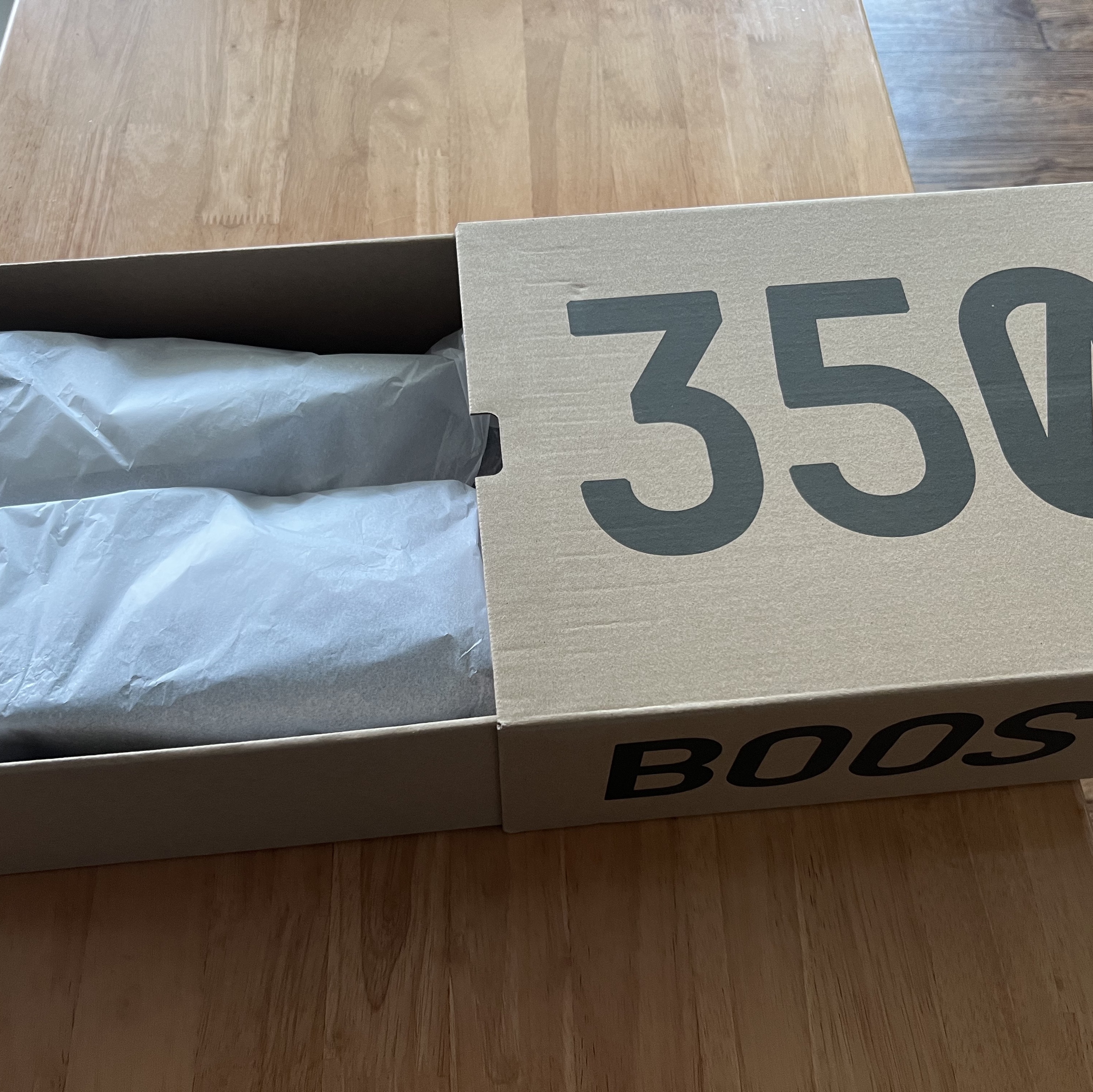Adidas Yeezy Boost 350 V2 Core Black Red 2022/2023 착용 스타일 - 2