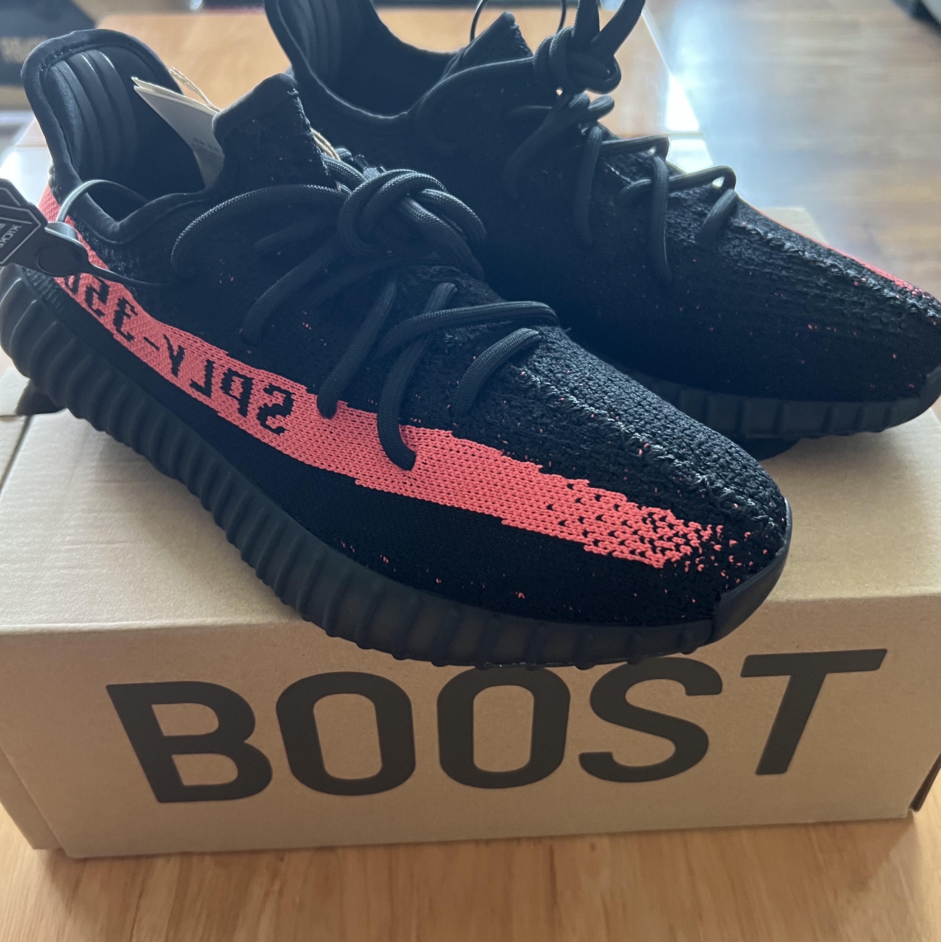 Adidas Yeezy Boost 350 V2 Core Black Red 2022/2023 착용 스타일 - 3