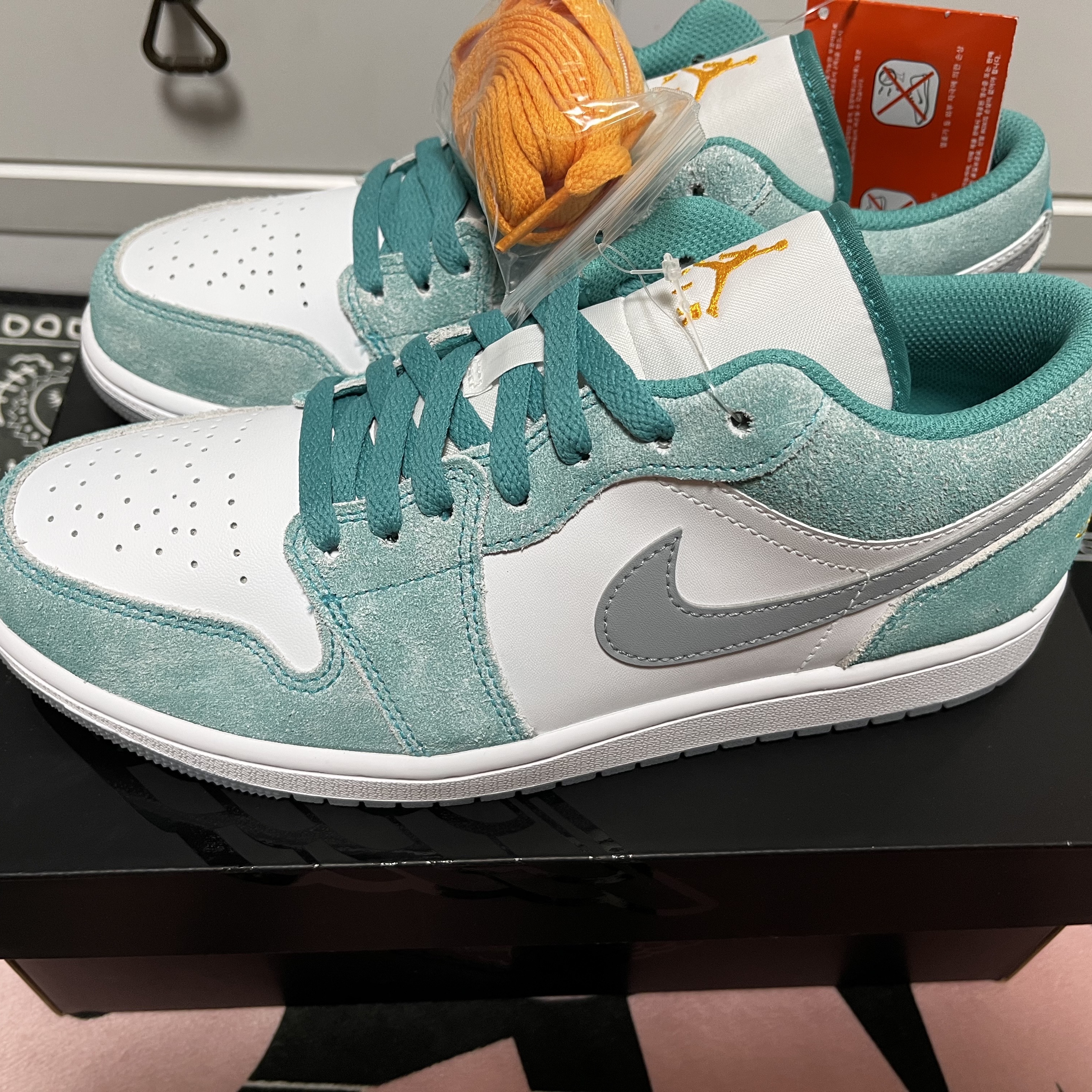 Jordan 1 Low SE New Emerald 착용 스타일 - 2