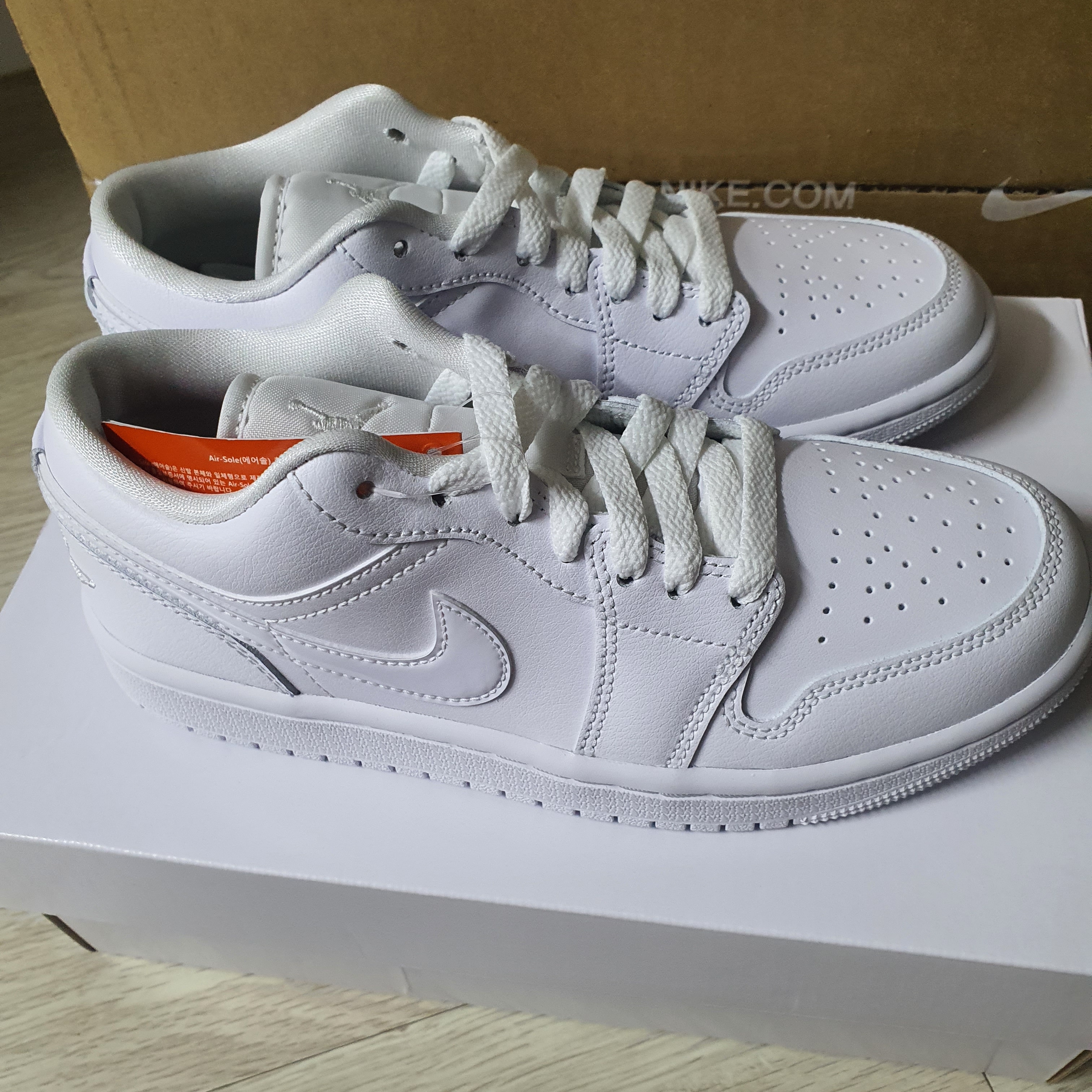 (W) Jordan 1 Low Triple White 2022 착용 스타일 - 4