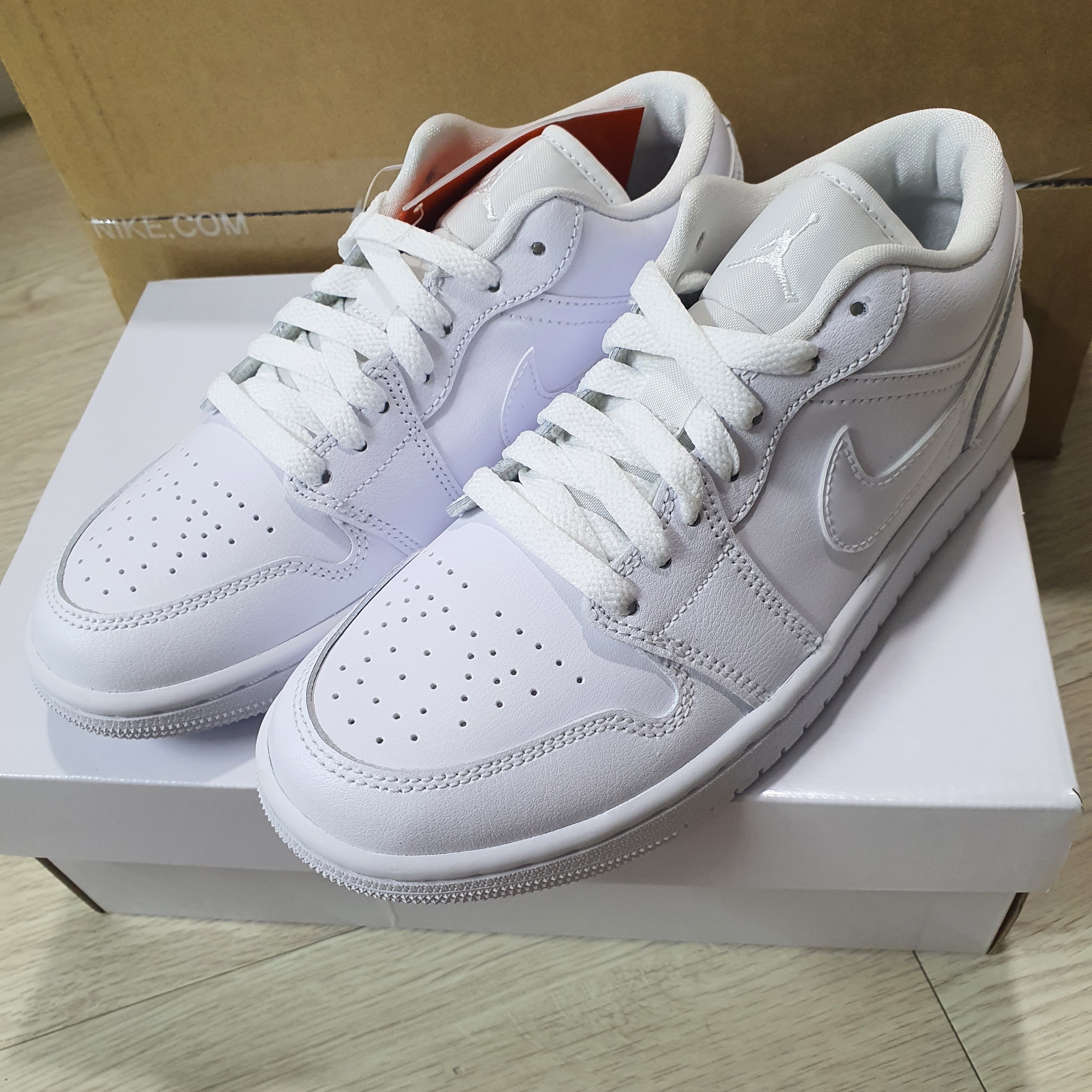 (W) Jordan 1 Low Triple White 2022 착용 스타일 - 1