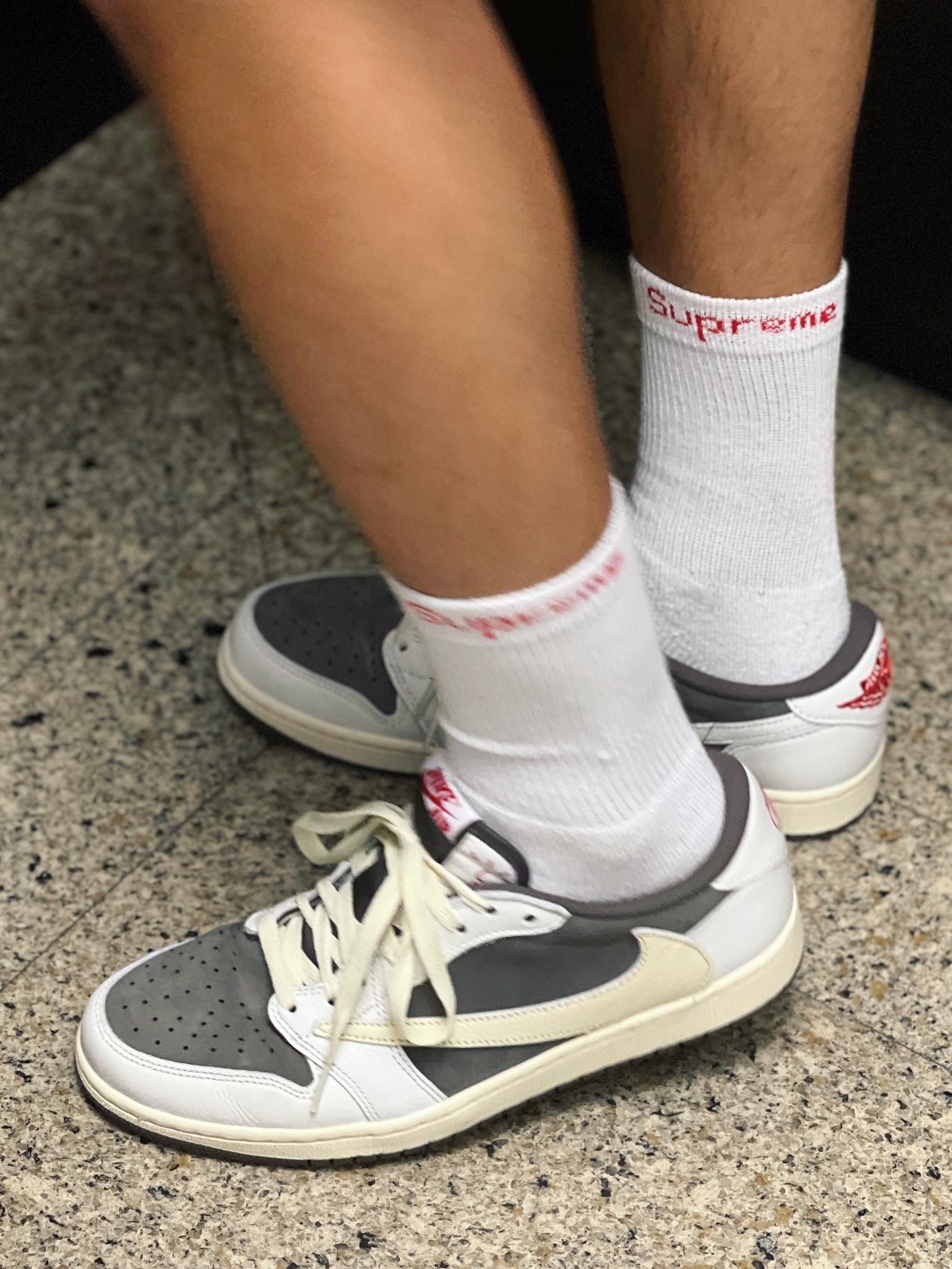 Jordan 1 x Travis Scott Retro Low OG SP Sail and Ridgerock, Supreme Hanes Crew Socks White (4 Pack) 착용 스타일 - 2