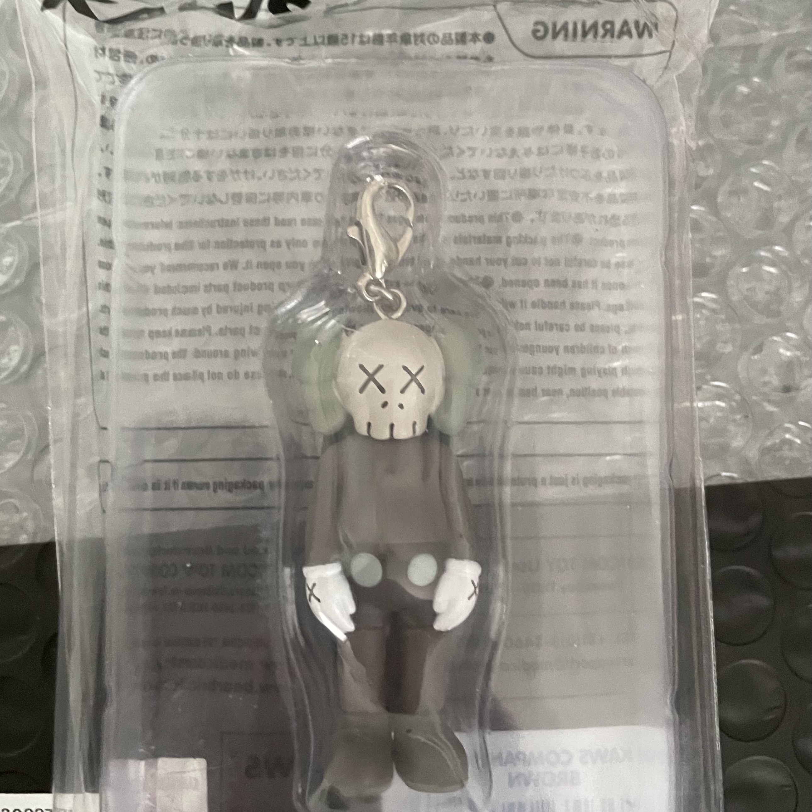 Kaws Tokyo First Companion Keychain Brown 착용 스타일 - 1