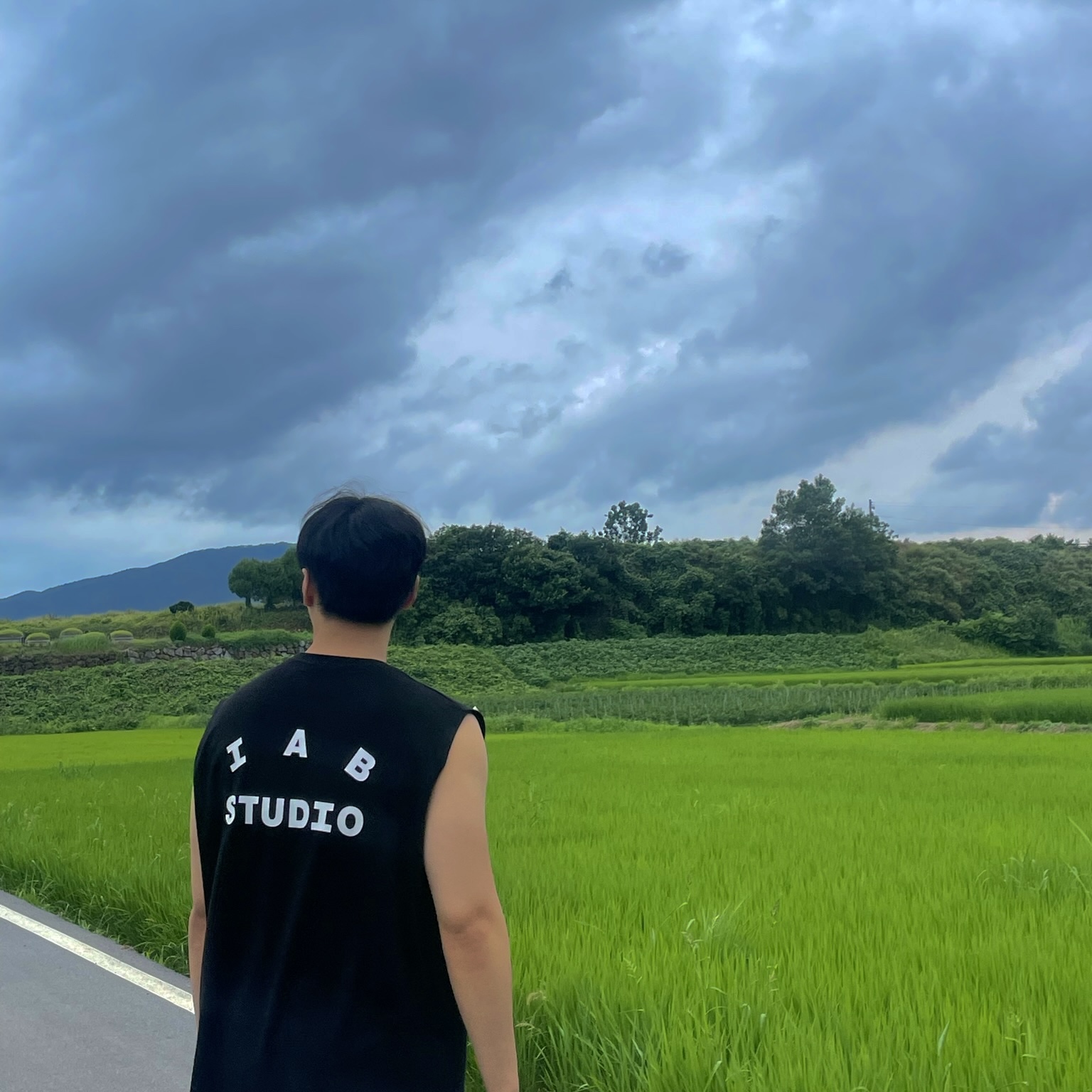 IAB Studio Sleeveless Black 착용 스타일