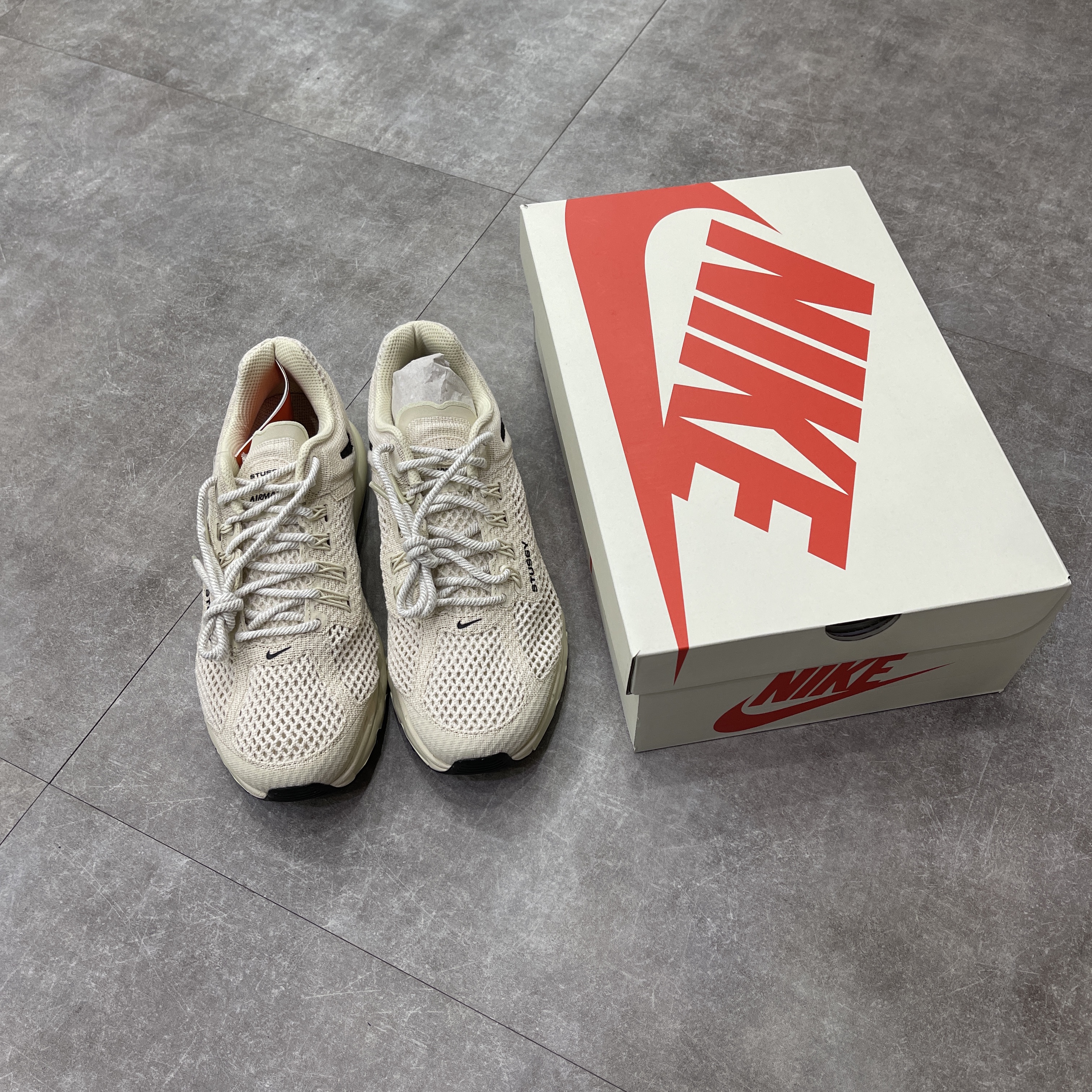 Nike x Stussy Air Max 2013 Fossil, Maison Mihara Yasuhiro Blakey OG Sole Brushed Patent Low-top Sneakers White 착용 스타일 - 3