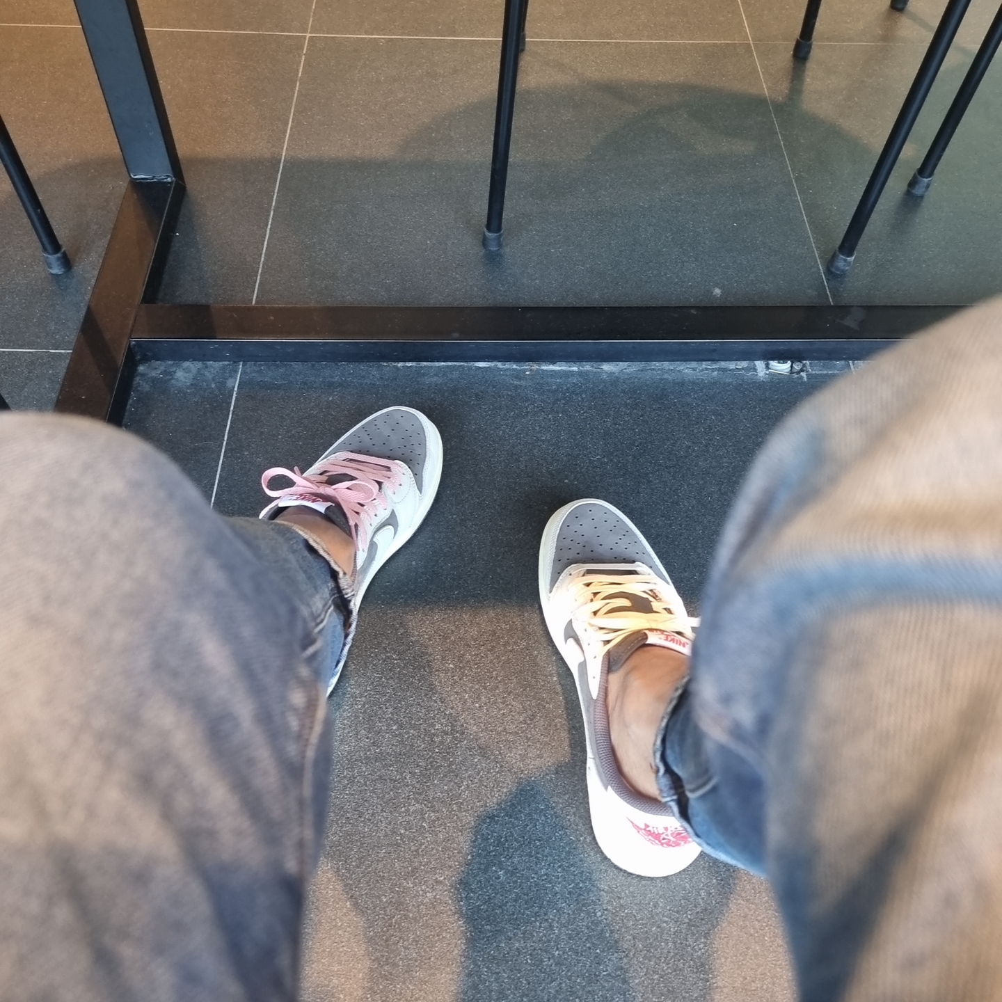 Jordan 1 x Travis Scott Retro Low OG SP Sail and Ridgerock 착용 스타일