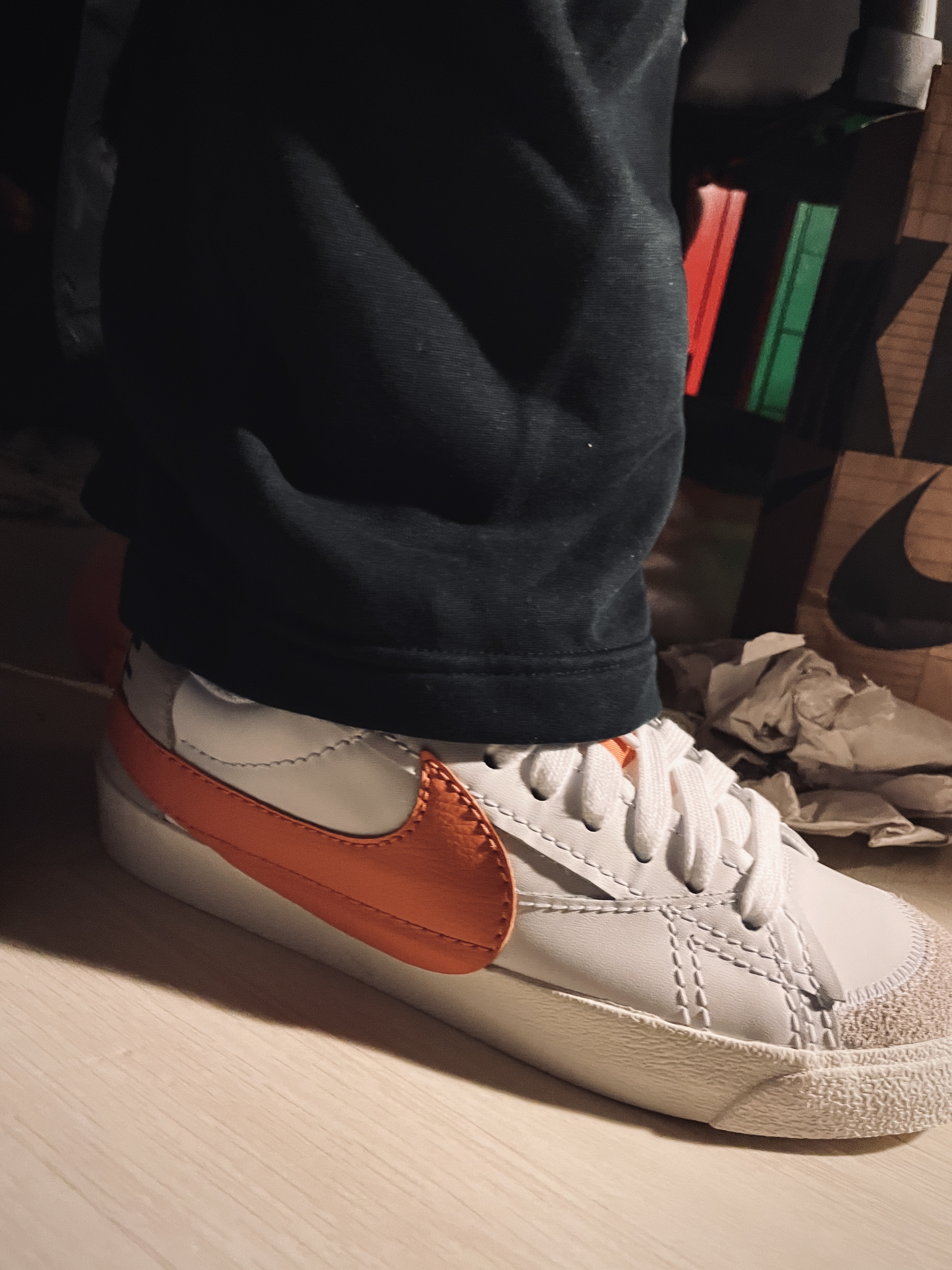 Nike Blazer Low '77 Jumbo White Alpha Orange 착용 스타일 - 2