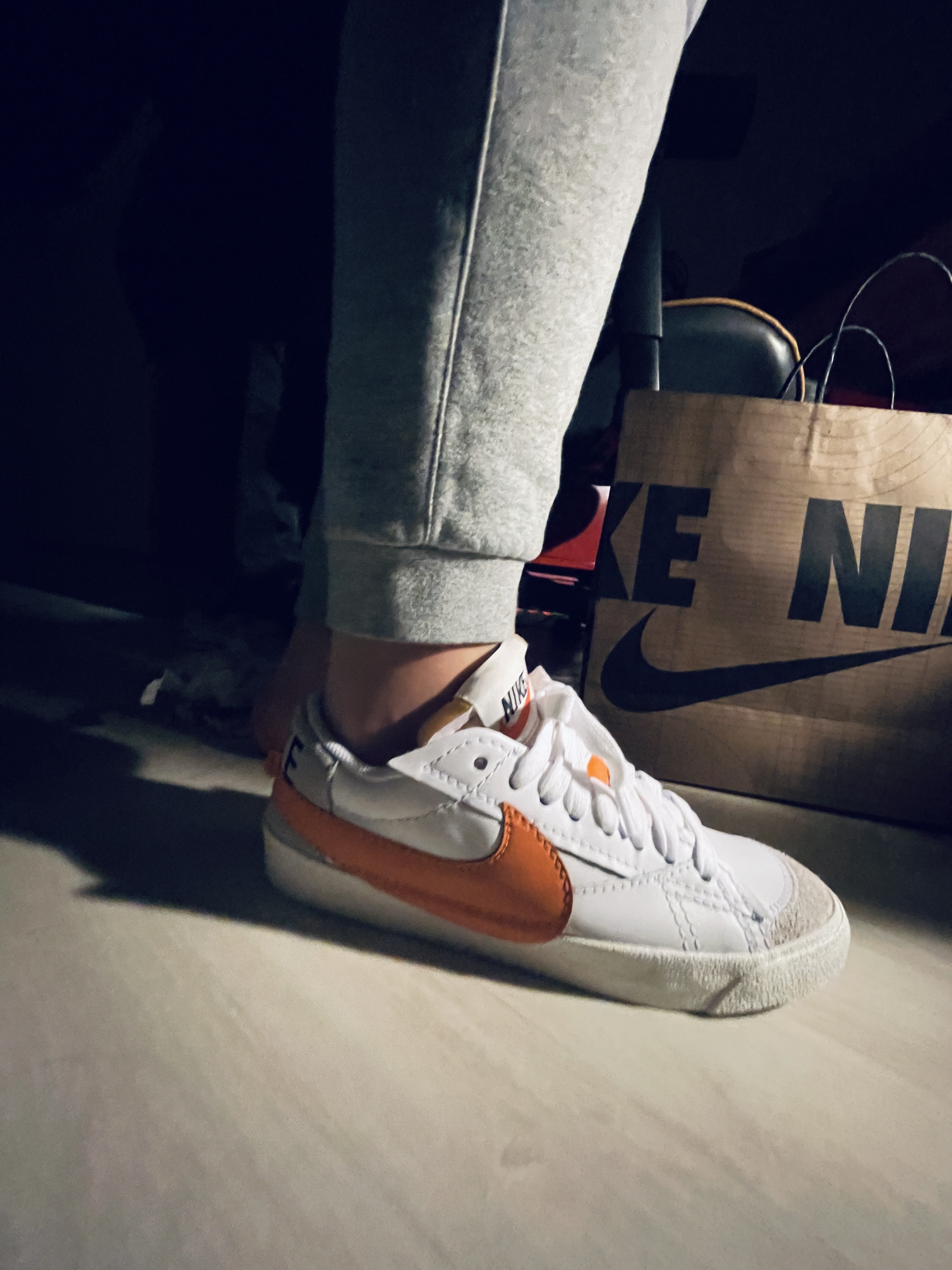 Nike Blazer Low '77 Jumbo White Alpha Orange 착용 스타일 - 1