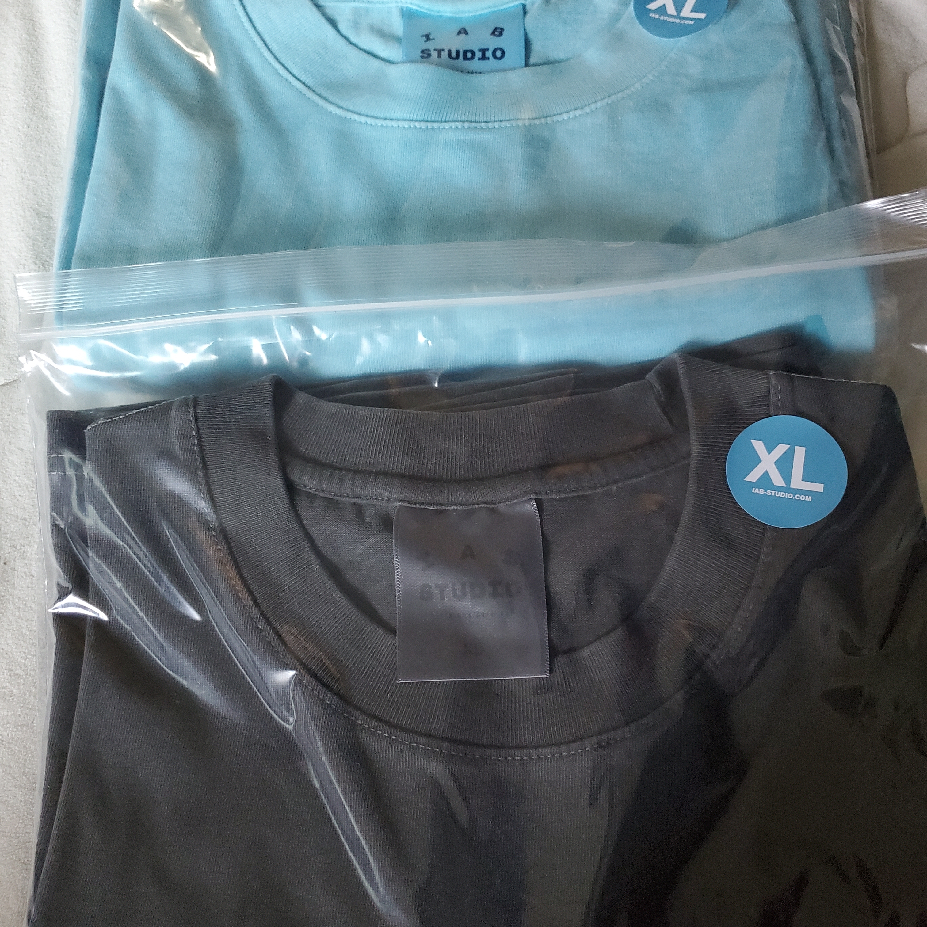 IAB Studio Pigment T-Shirt Black, IAB Studio Pigment T-Shirt Cyan 착용 스타일