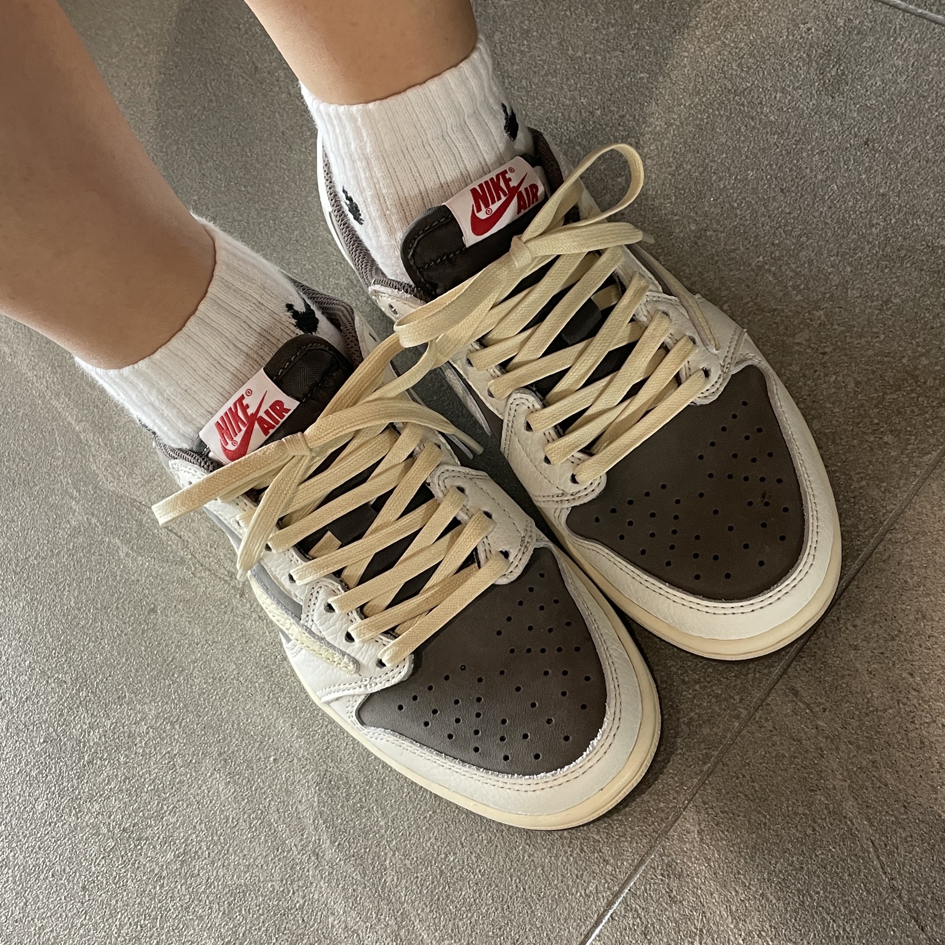 Jordan 1 x Travis Scott Retro Low OG SP Sail and Ridgerock 착용 스타일