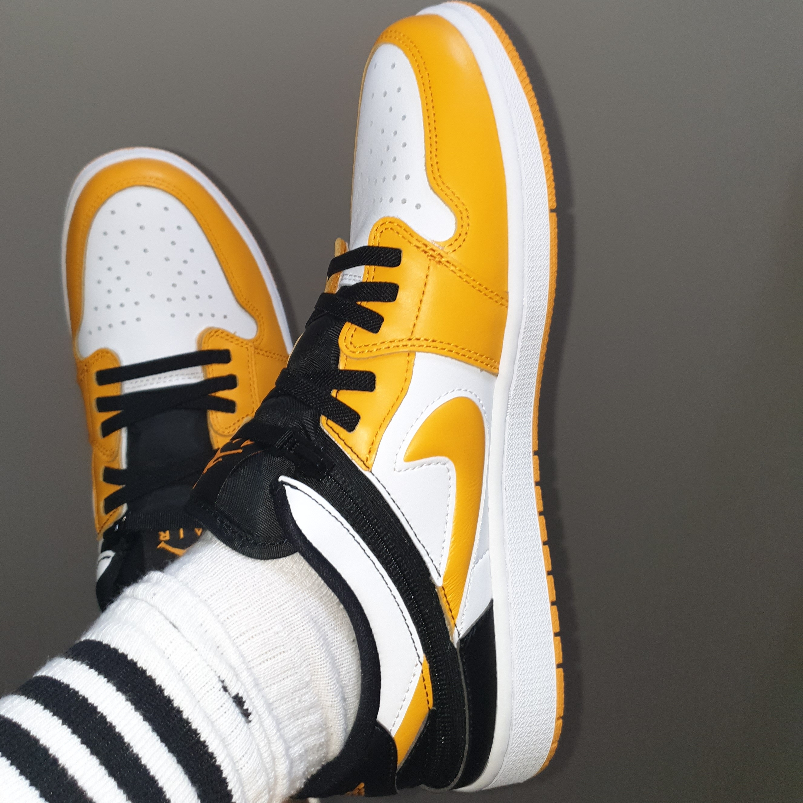 Jordan 1 Low Flyease Taxi 착용 스타일 - 1