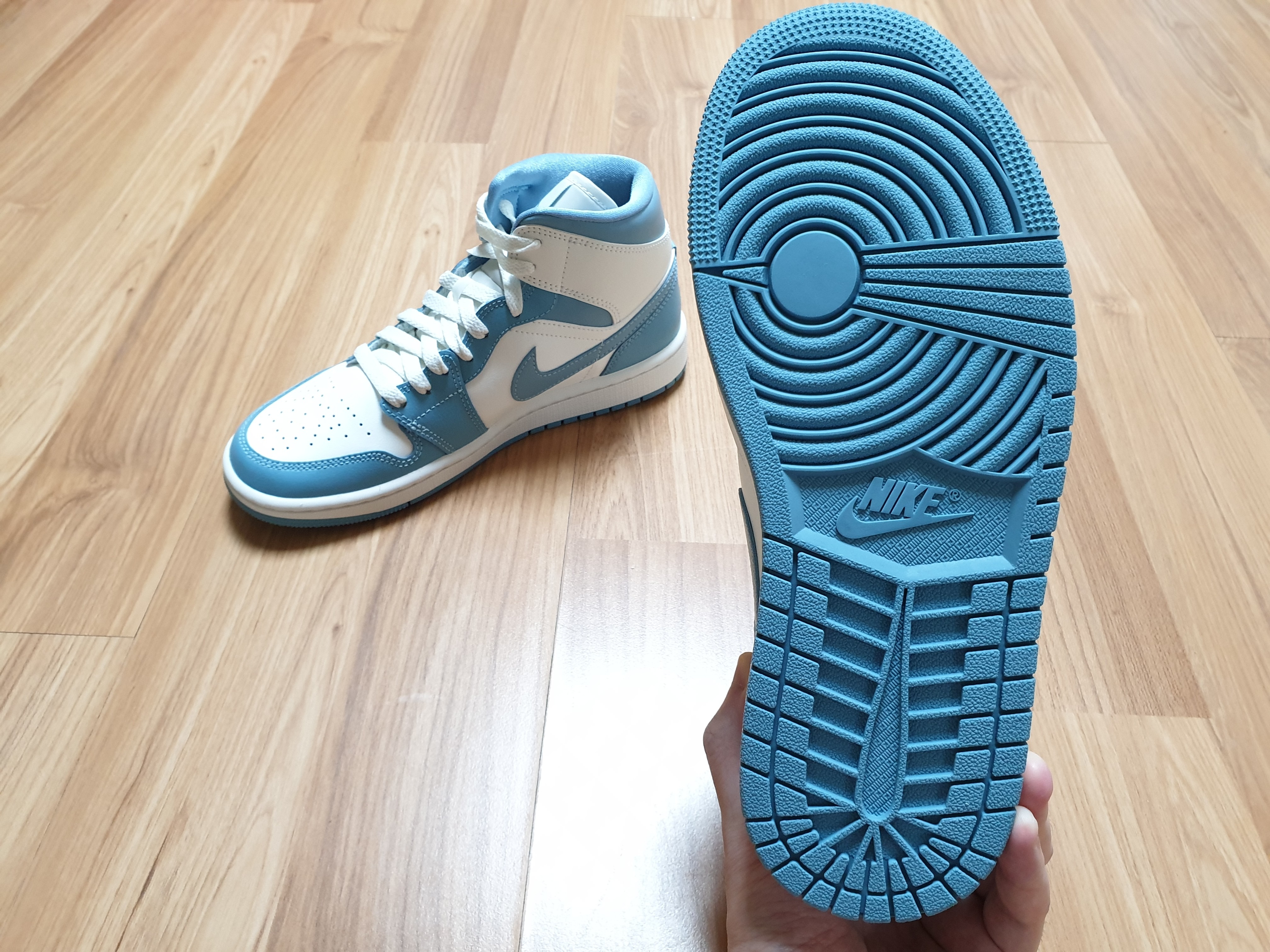 (W) Jordan 1 Mid Sail and Worn Blue 착용 스타일 - 5