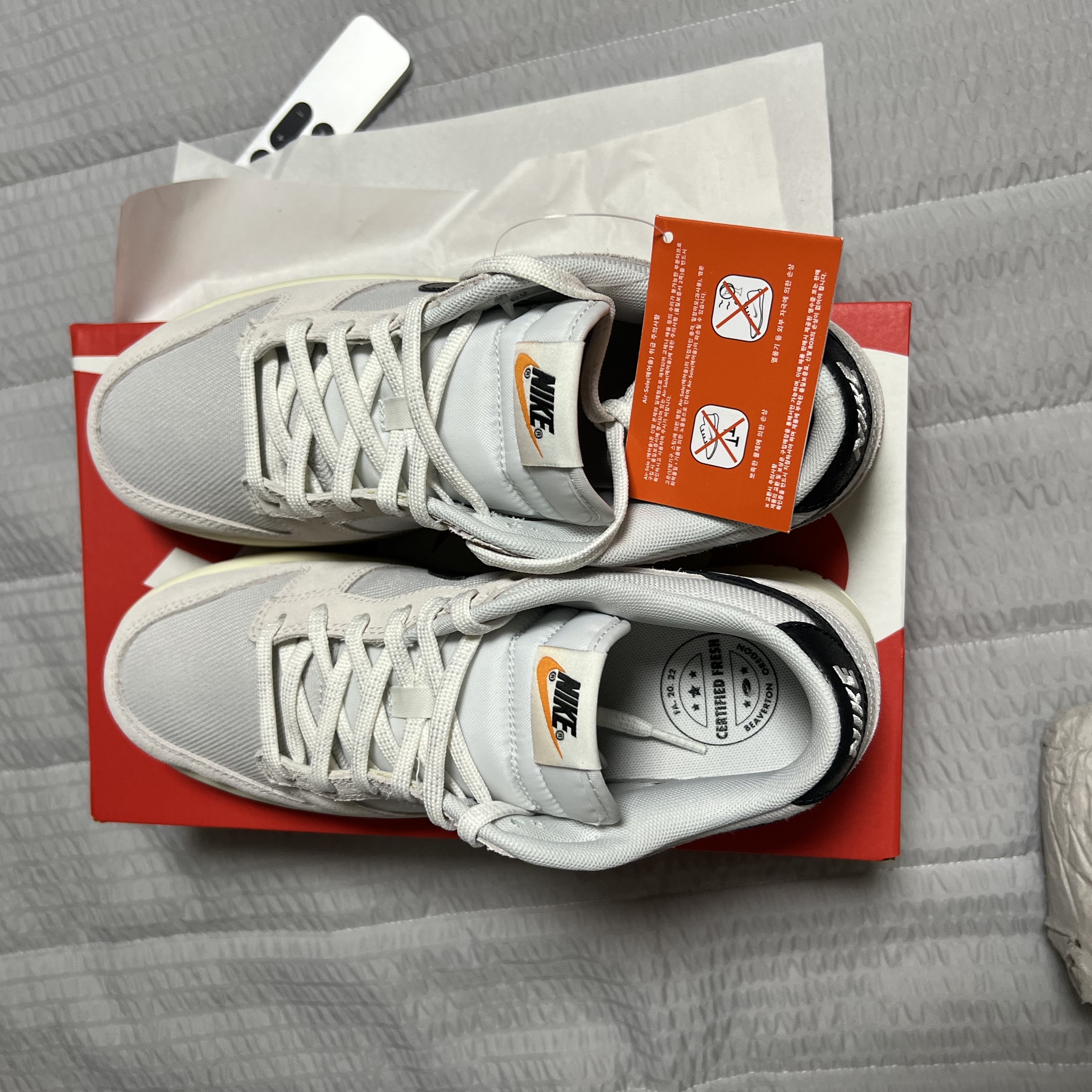 Nike Dunk Low SE Photon Dust and Summit White 착용 스타일 - 1